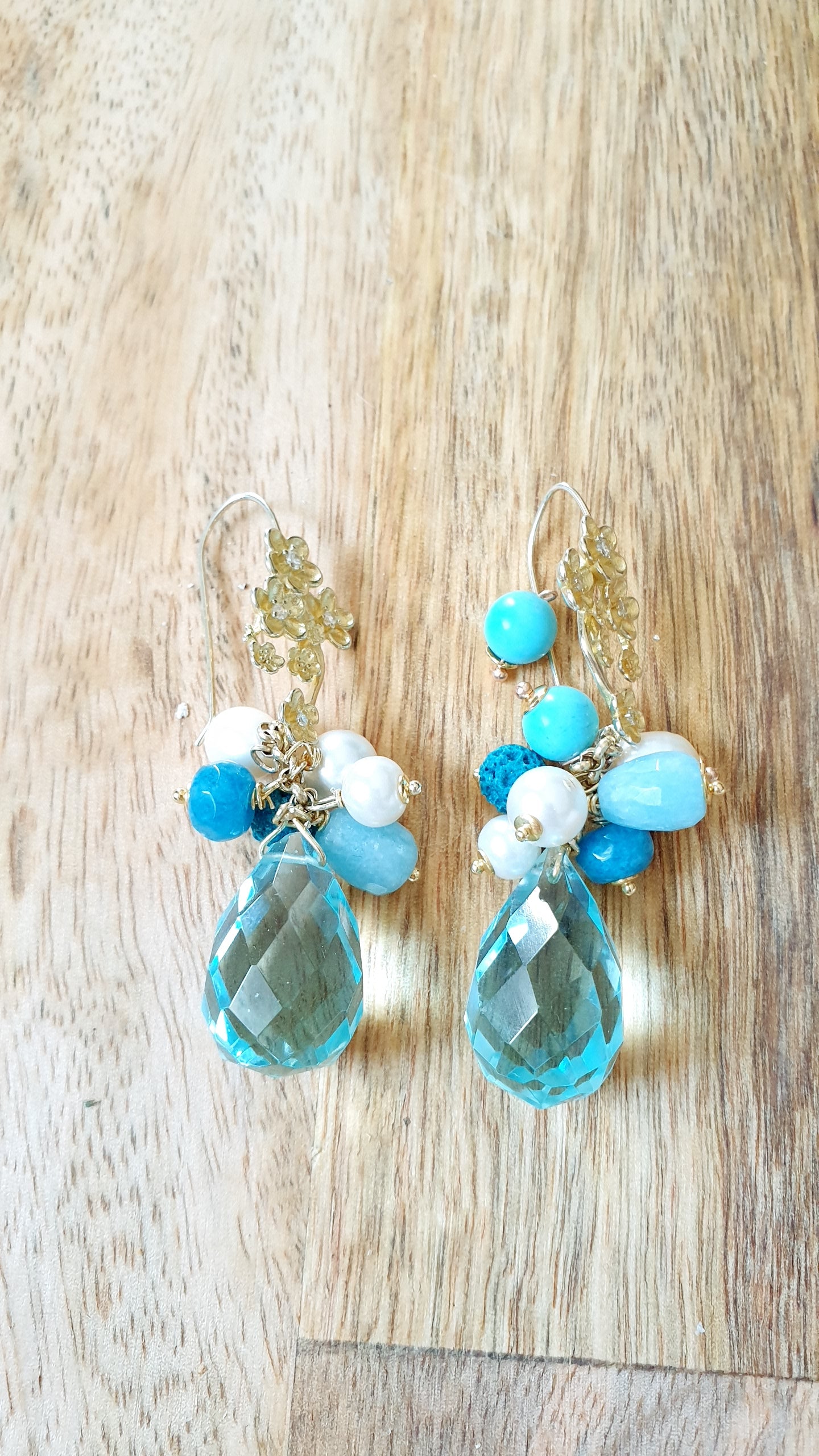 Orecchini in argento con ossidiana, perle, angelite, apatite.
