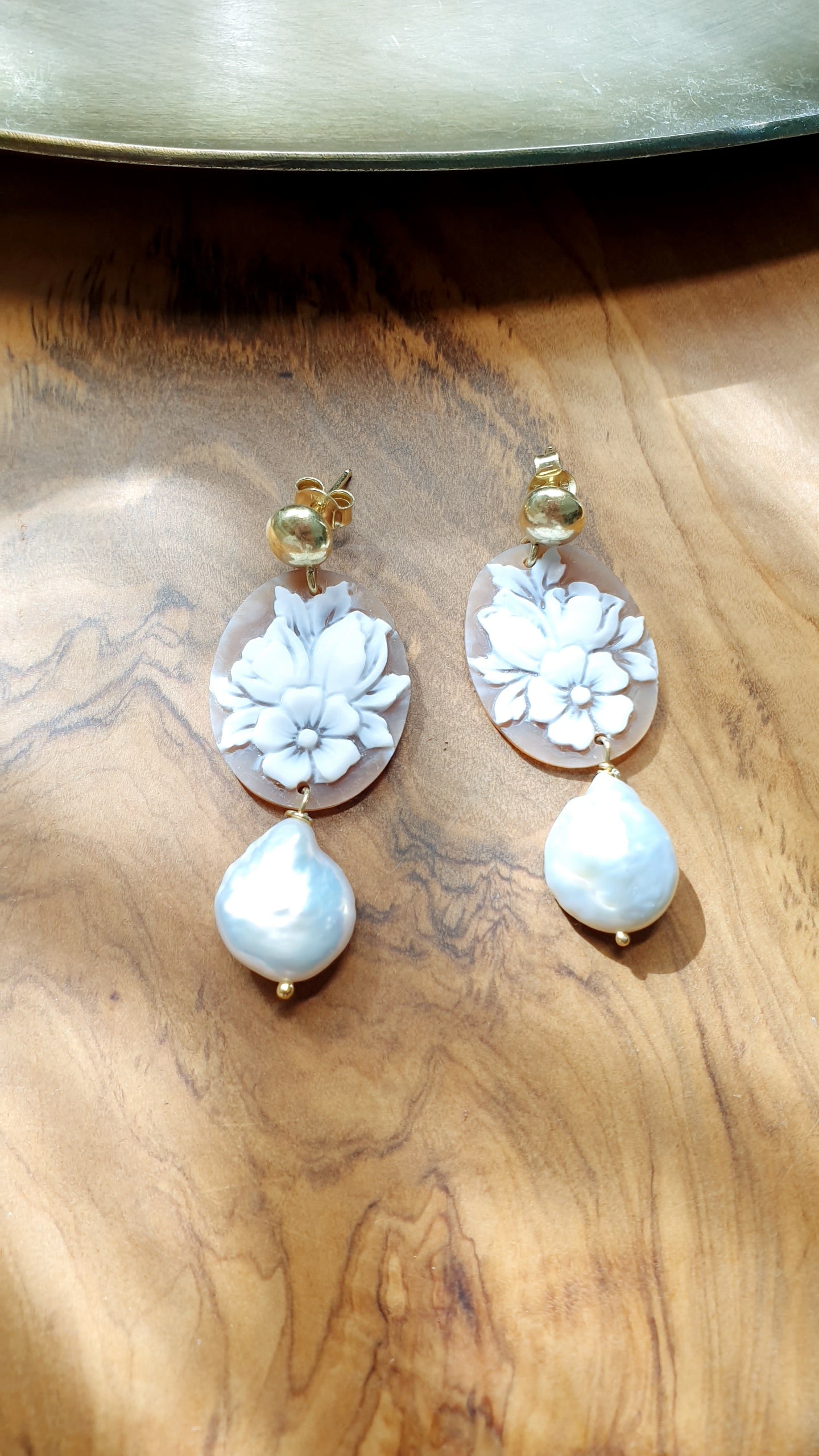 Orecchini in argento con cammei e perle