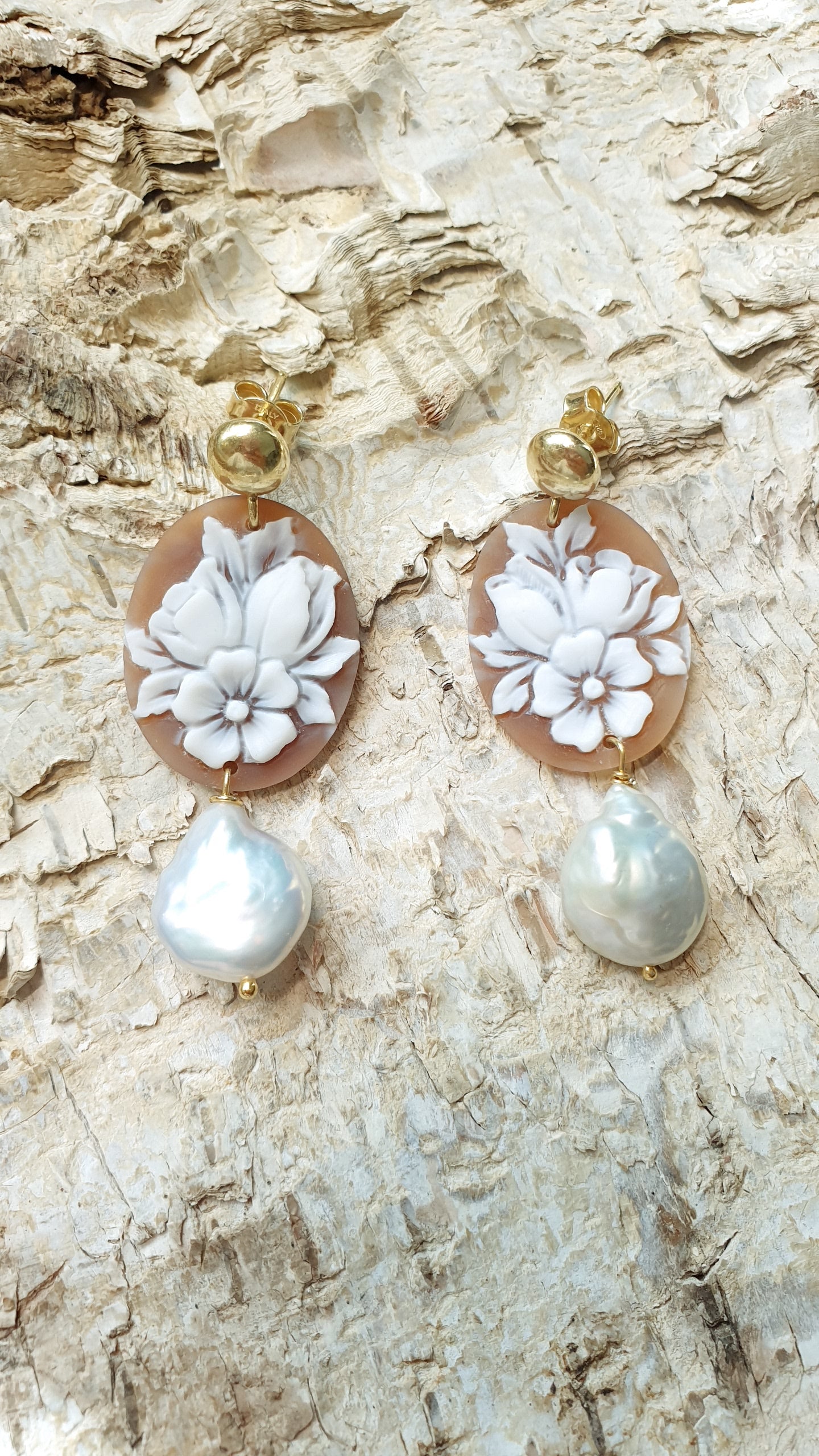 Orecchini in argento con cammei e perle