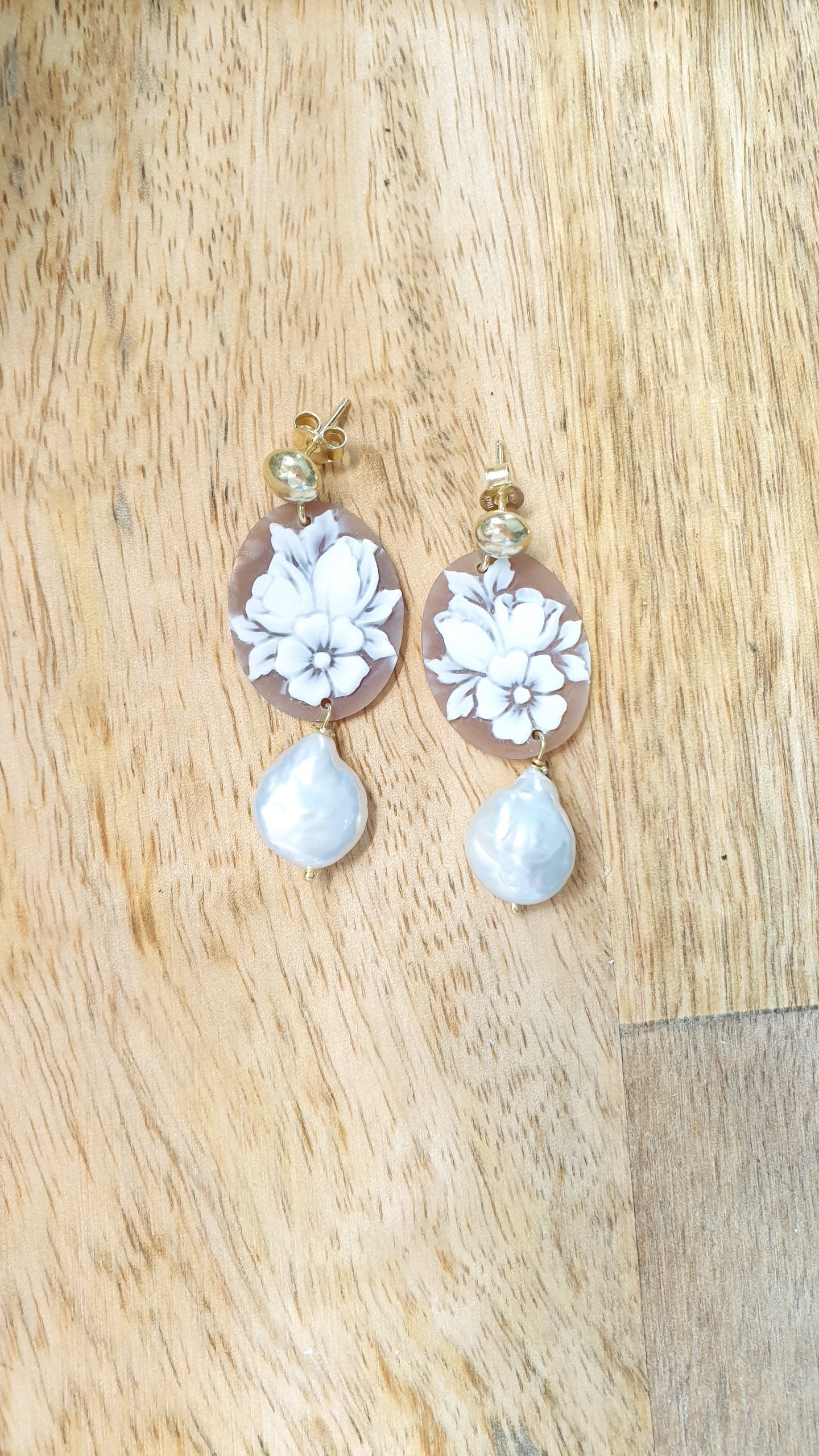 Orecchini in argento con cammei e perle
