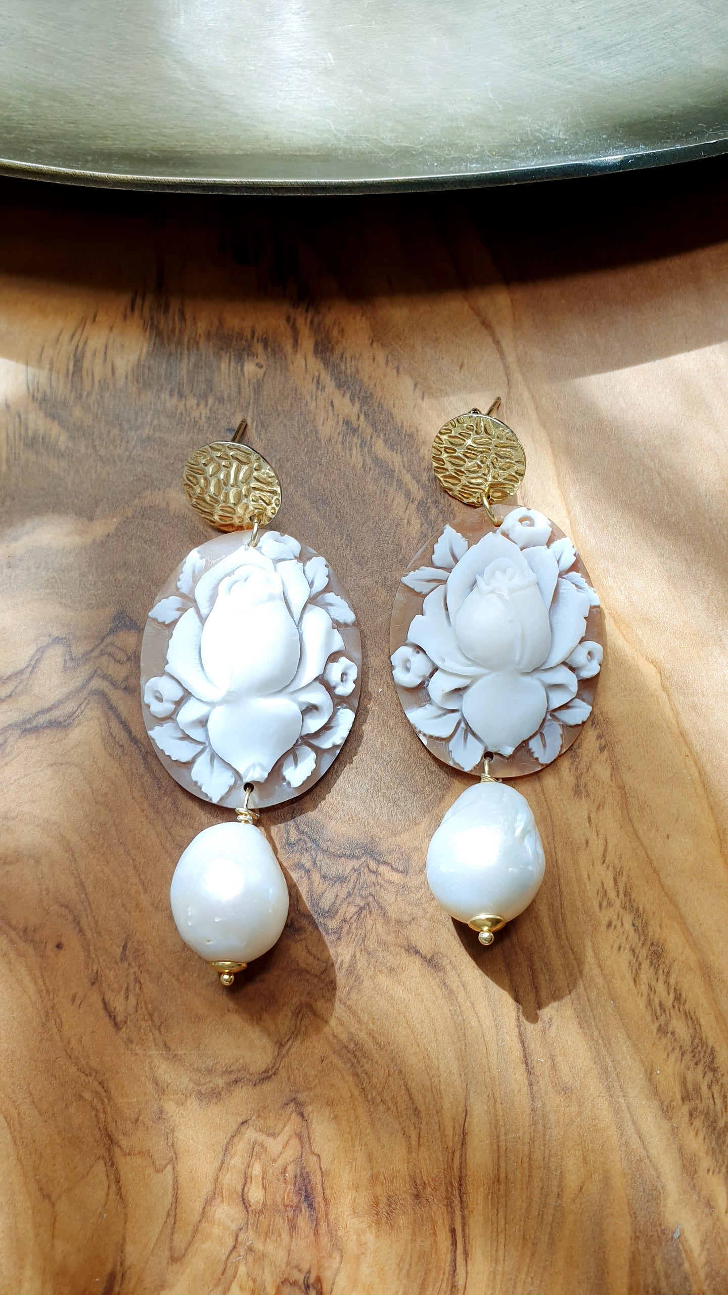 Orecchini in argento con cammei e perle barocche.