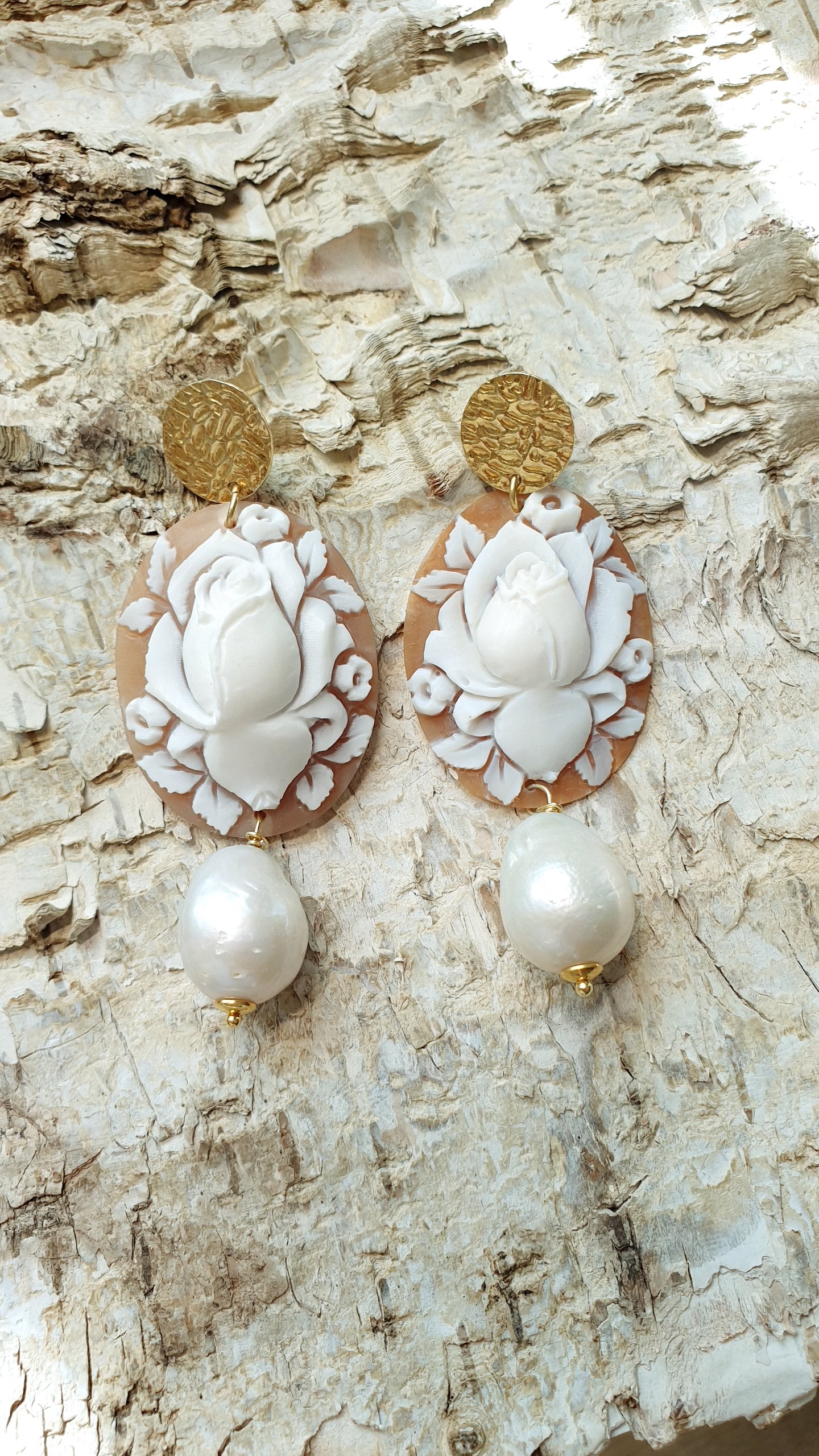 Orecchini in argento con cammei e perle barocche.