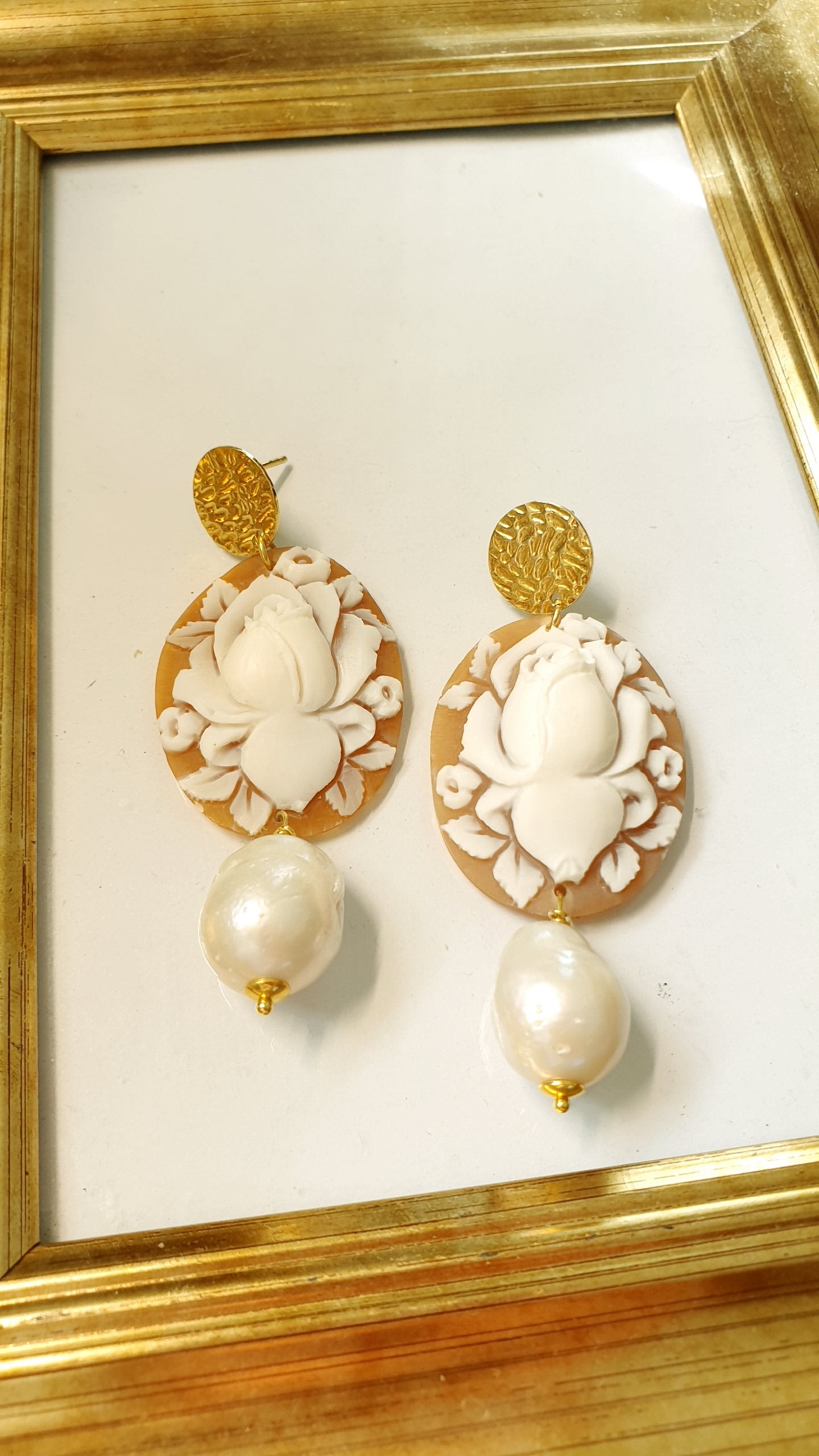 Orecchini in argento con cammei e perle barocche.