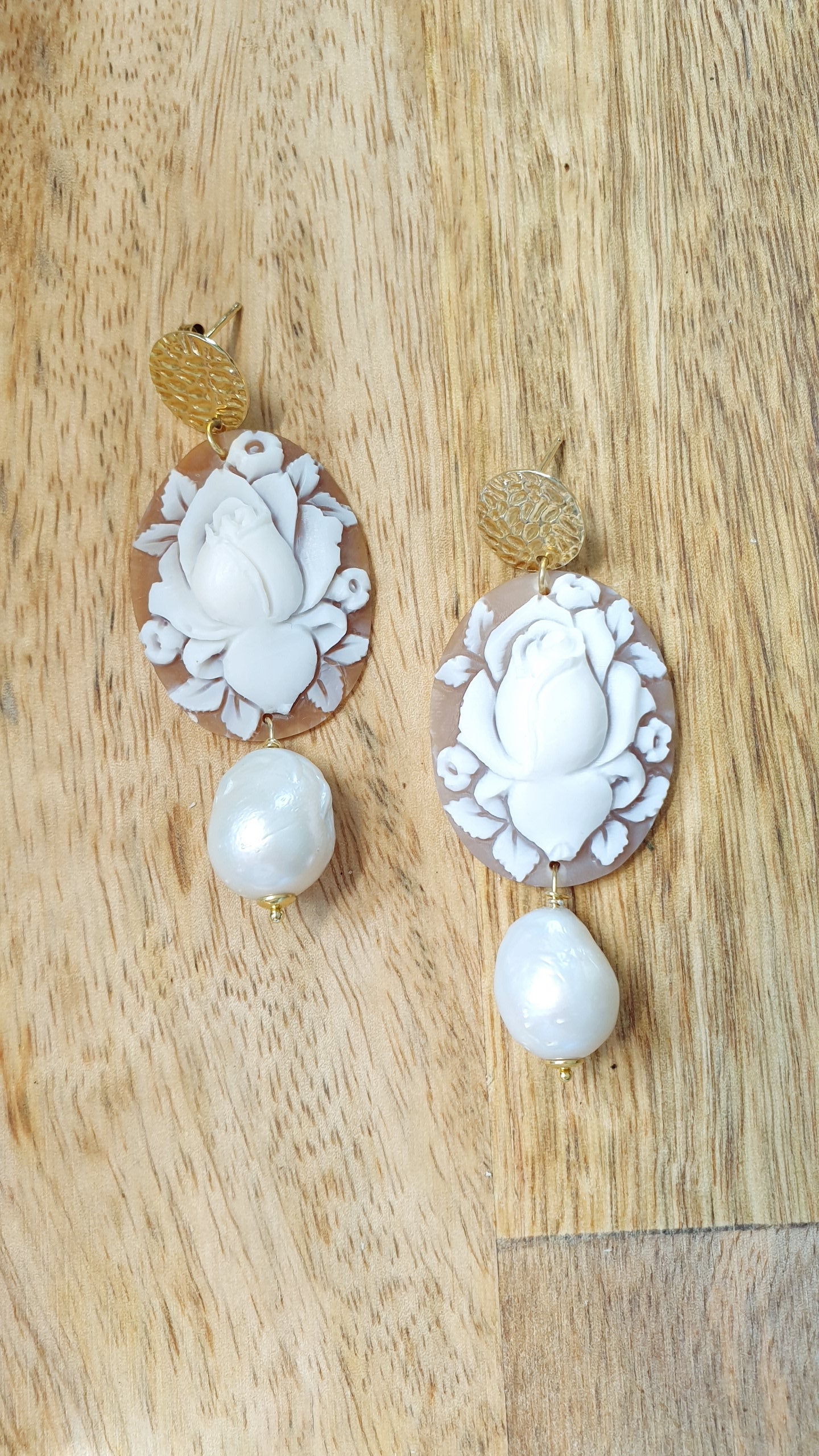 Orecchini in argento con cammei e perle barocche.
