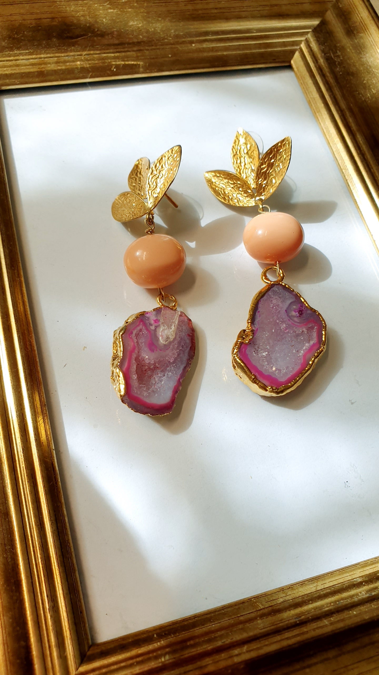 Orecchini in ottone con druse di agata e perle di Maiorca.