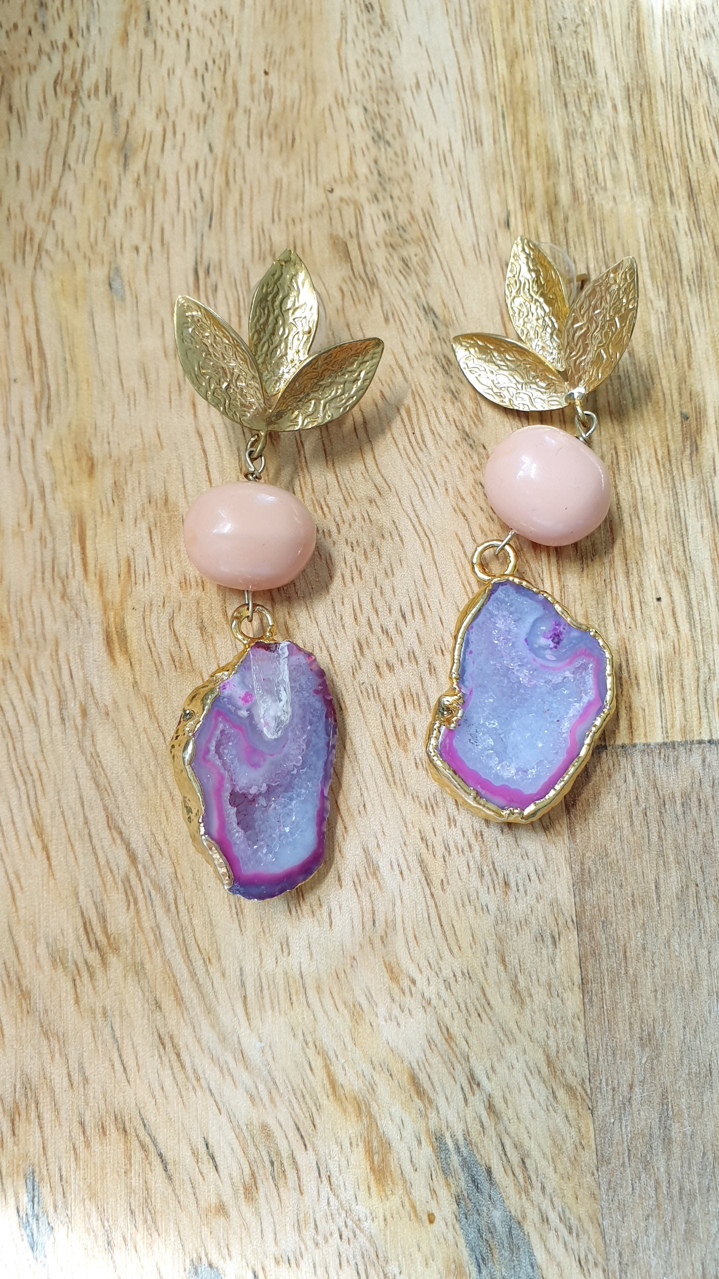 Orecchini in ottone con druse di agata e perle di Maiorca.