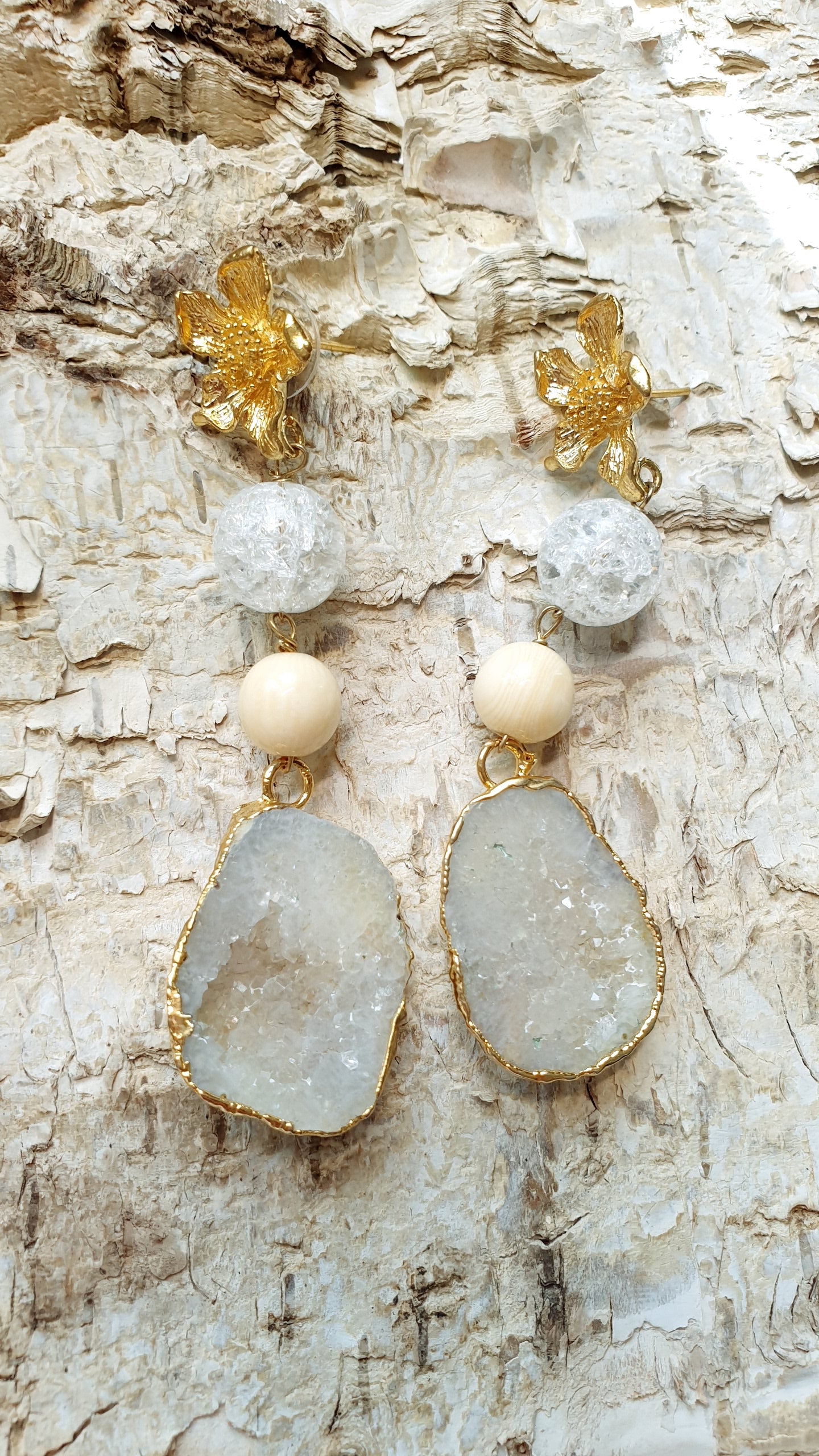 Orecchini in ottone con druse di agata, quarzo bianco e resina