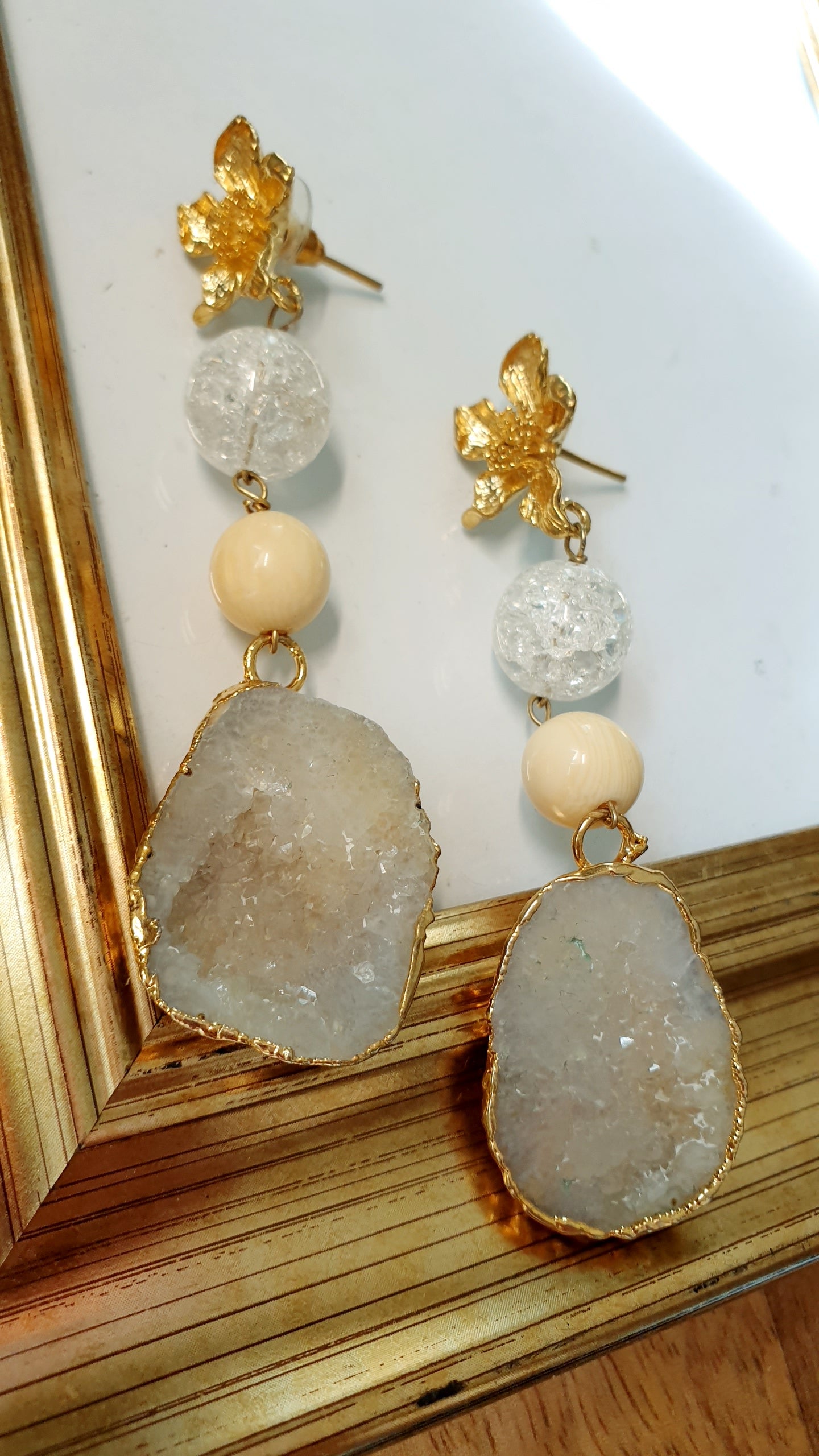 Orecchini in ottone con druse di agata, quarzo bianco e resina