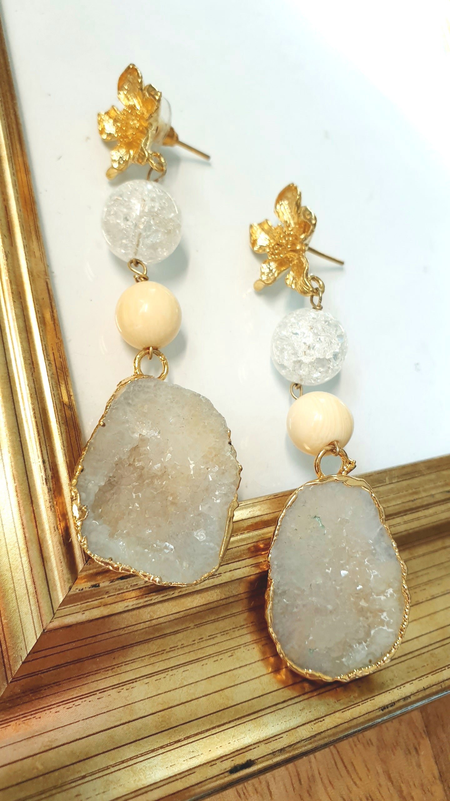 Orecchini in ottone con druse di agata, quarzo bianco e resina