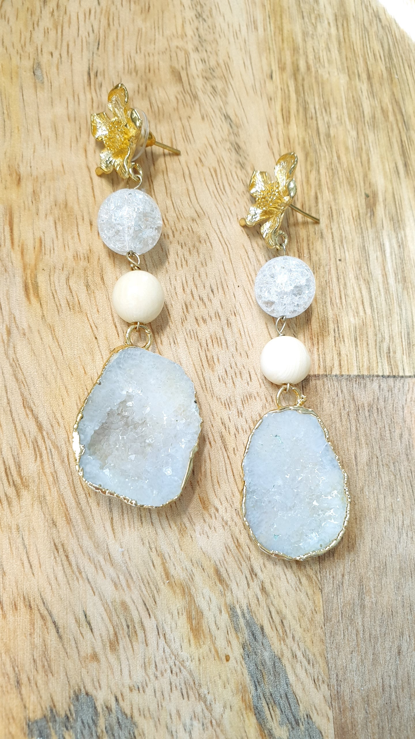 Orecchini in ottone con druse di agata, quarzo bianco e resina