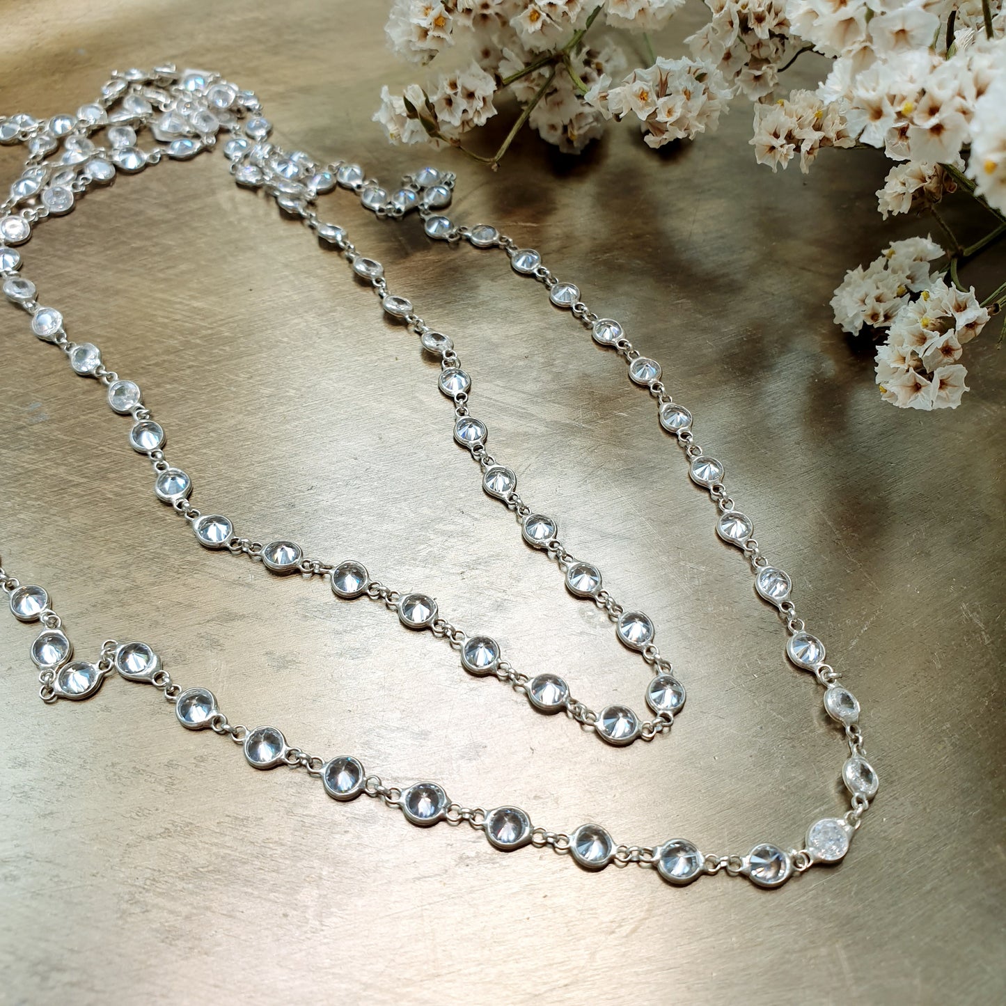 Lunga collana in argento con zirconi