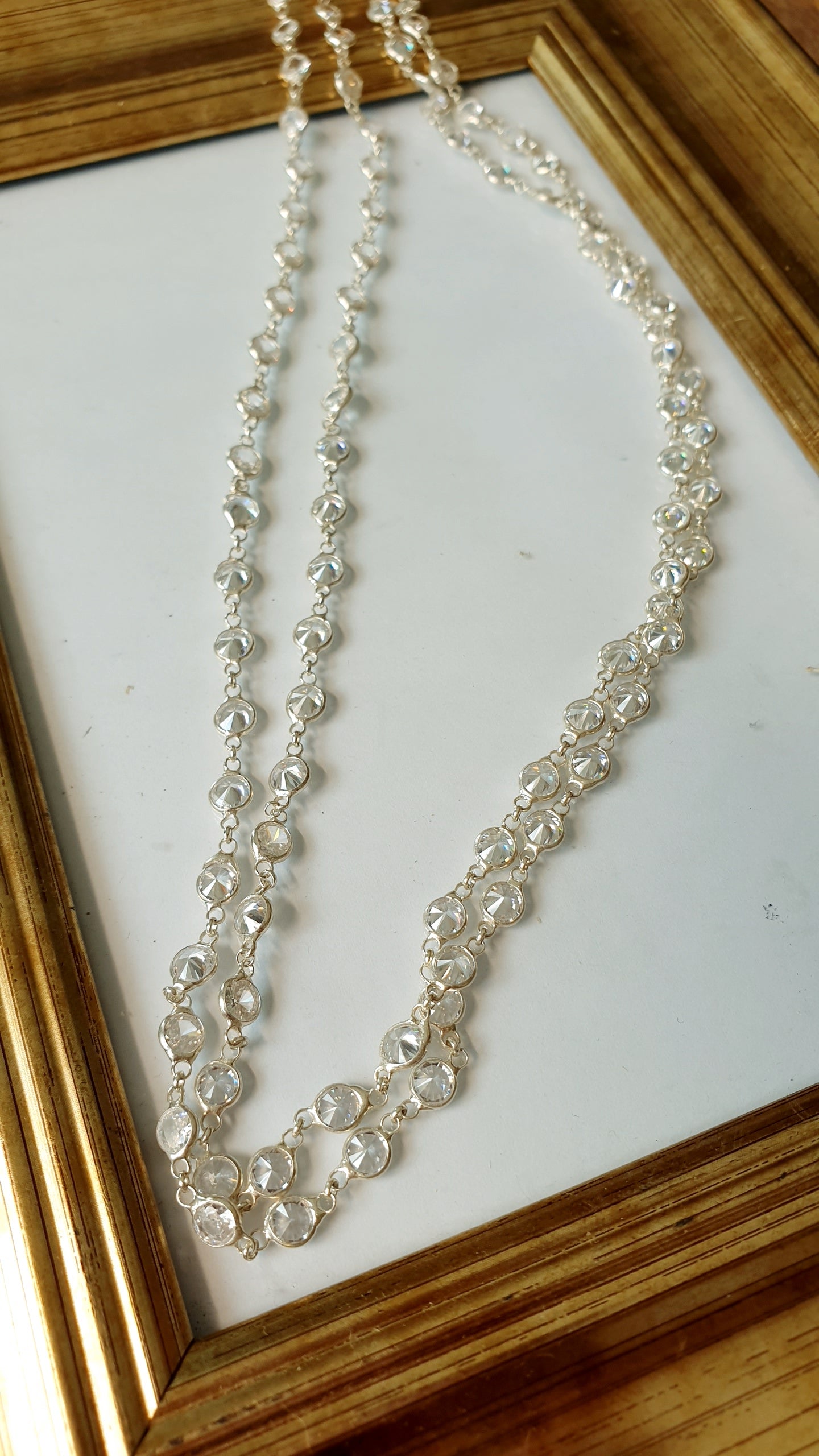 Lunga collana in argento con zirconi
