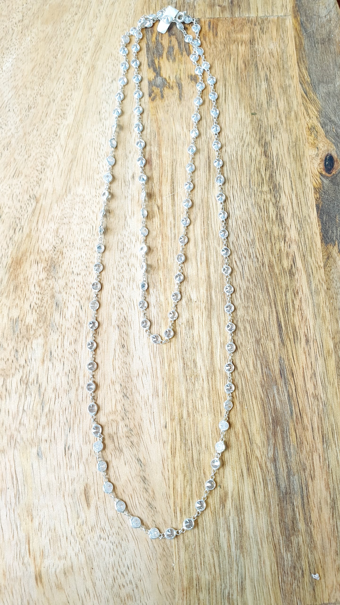 Lunga collana in argento con zirconi