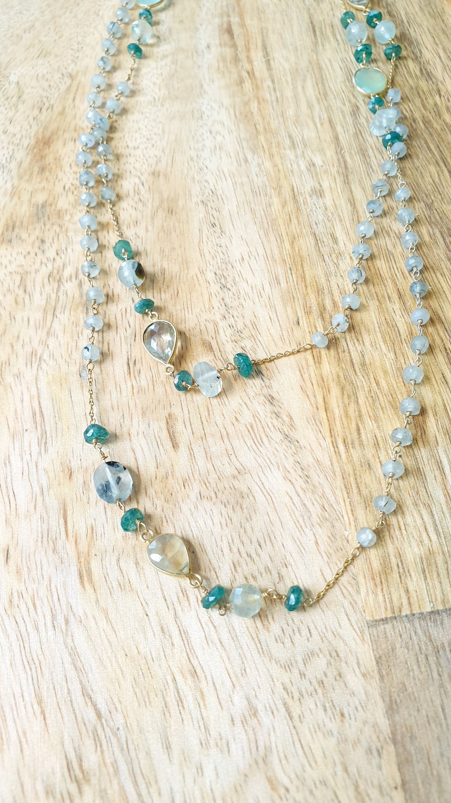 Lunga collana in argento placcato oro con prehnite, avventurina
