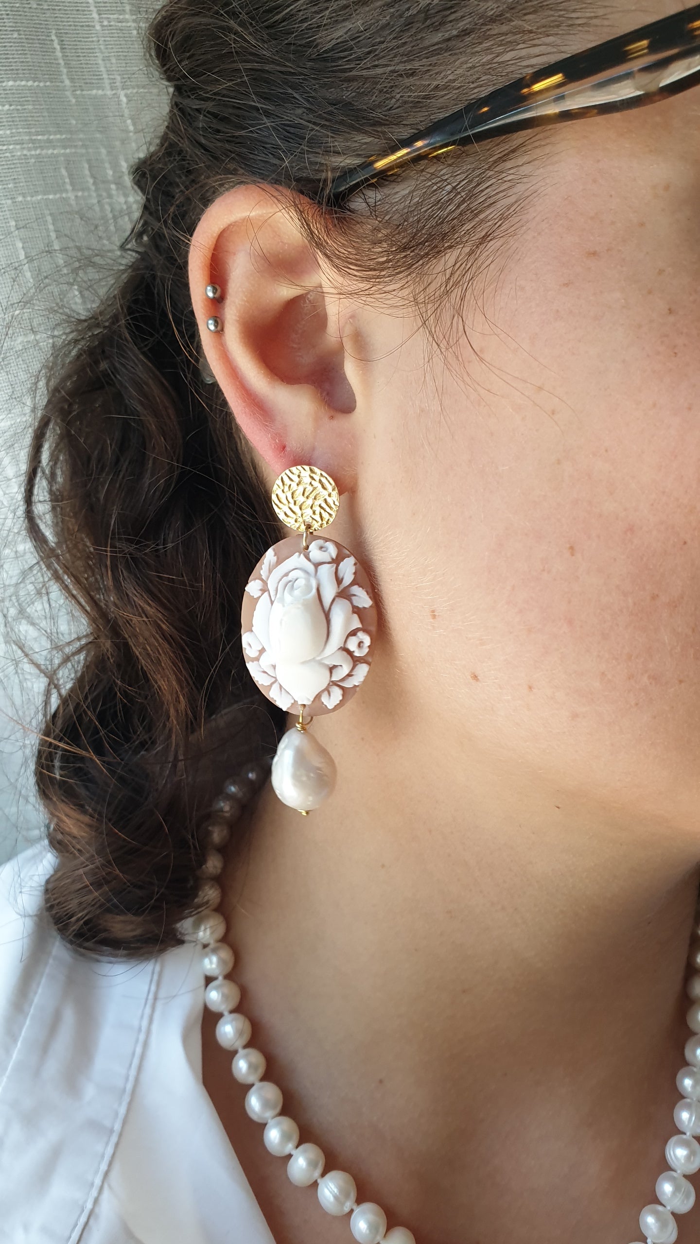 Orecchini in argento con cammei e perle barocche.
