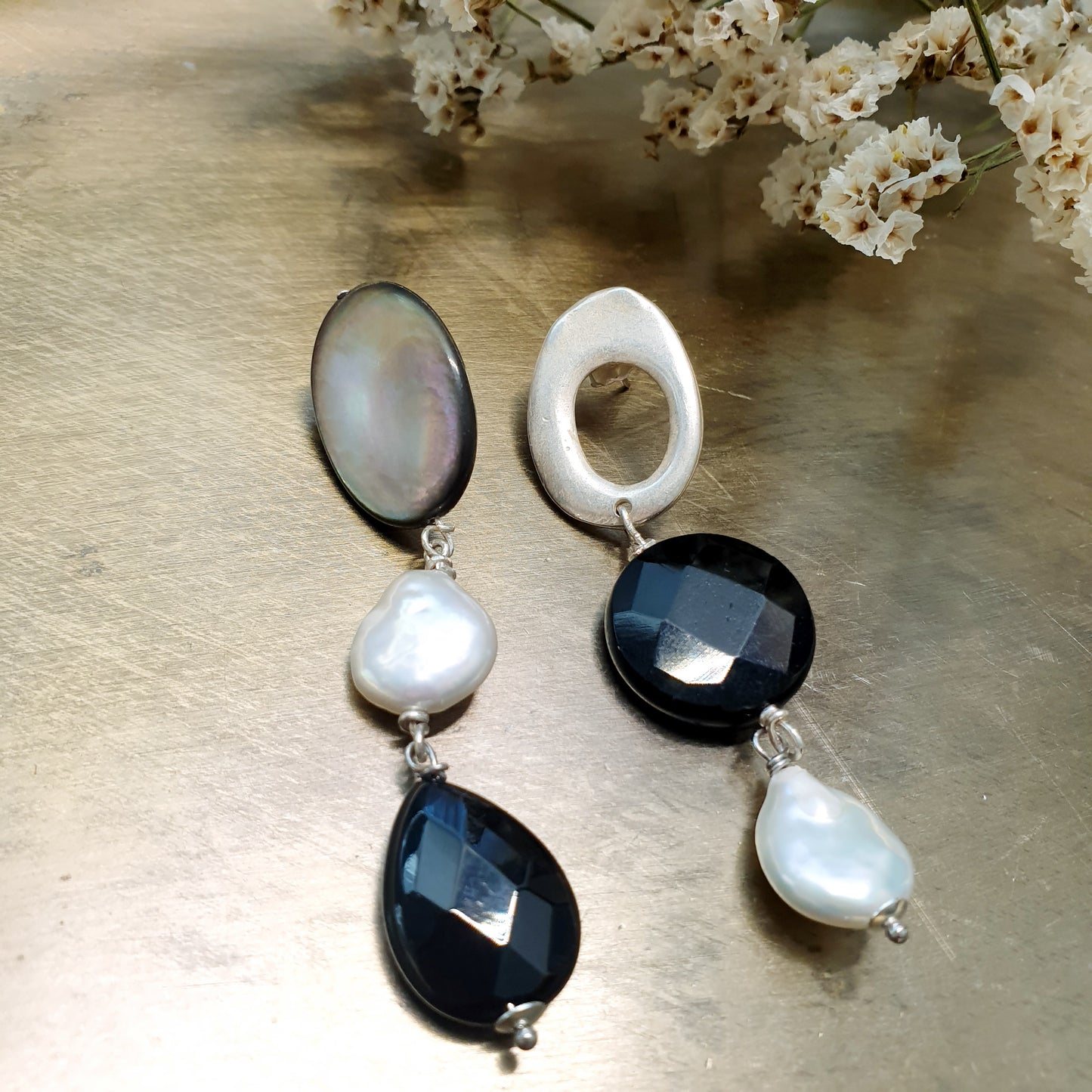 Orecchini diversi con onice e perle