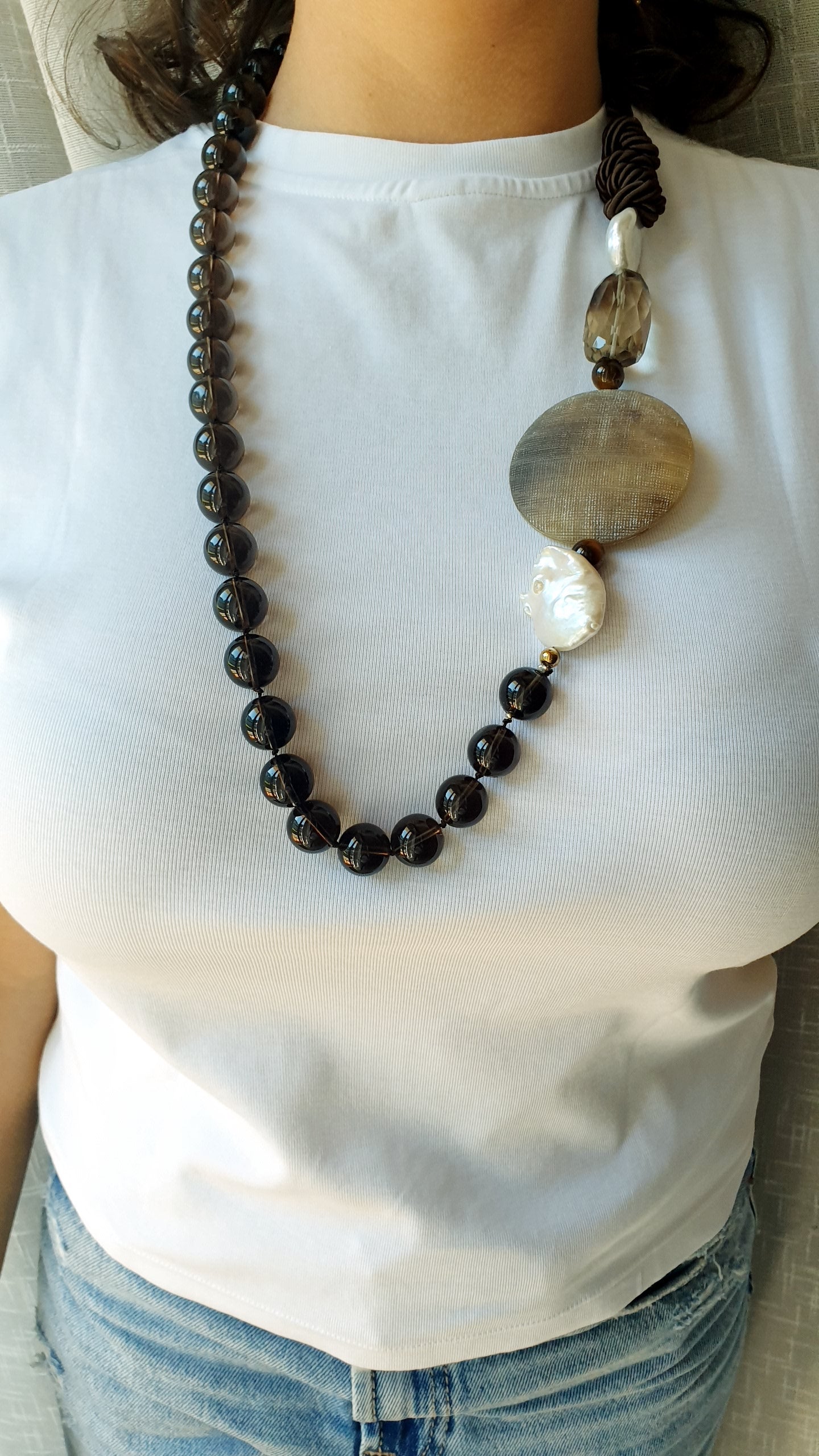 Splendida collana lunga a sfere di quarzo fumo, perle barocche,corno.