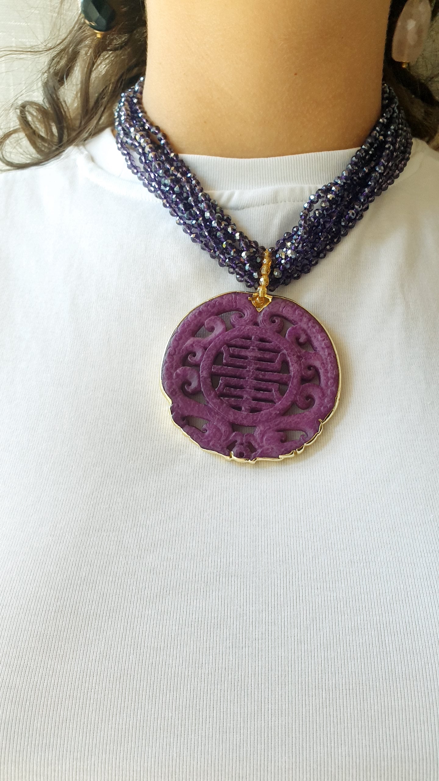 Collana con giada intagliata e cristallini.