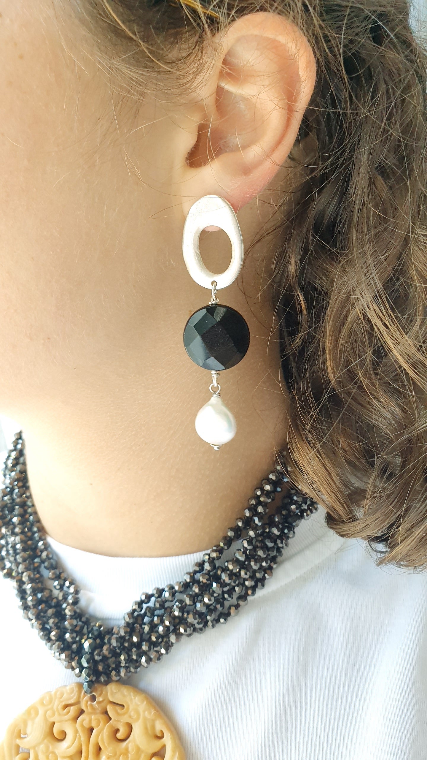 Orecchini diversi con onice e perle