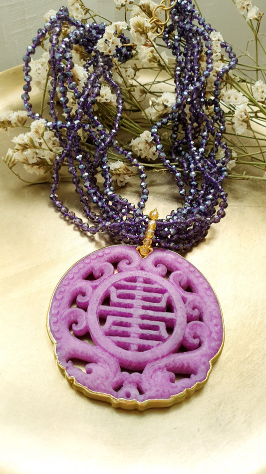 Collana con giada intagliata e cristallini.