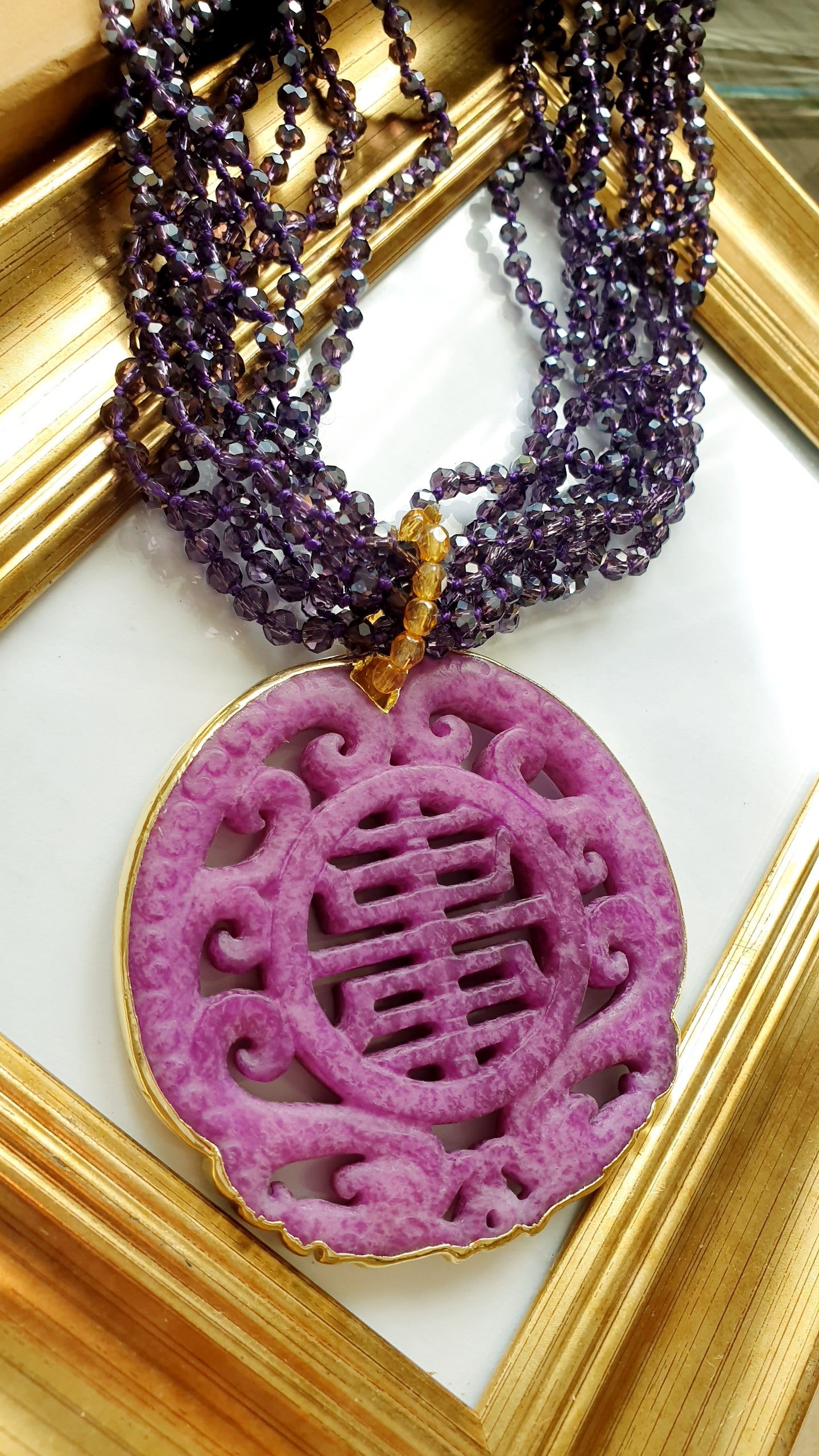 Collana con giada intagliata e cristallini.