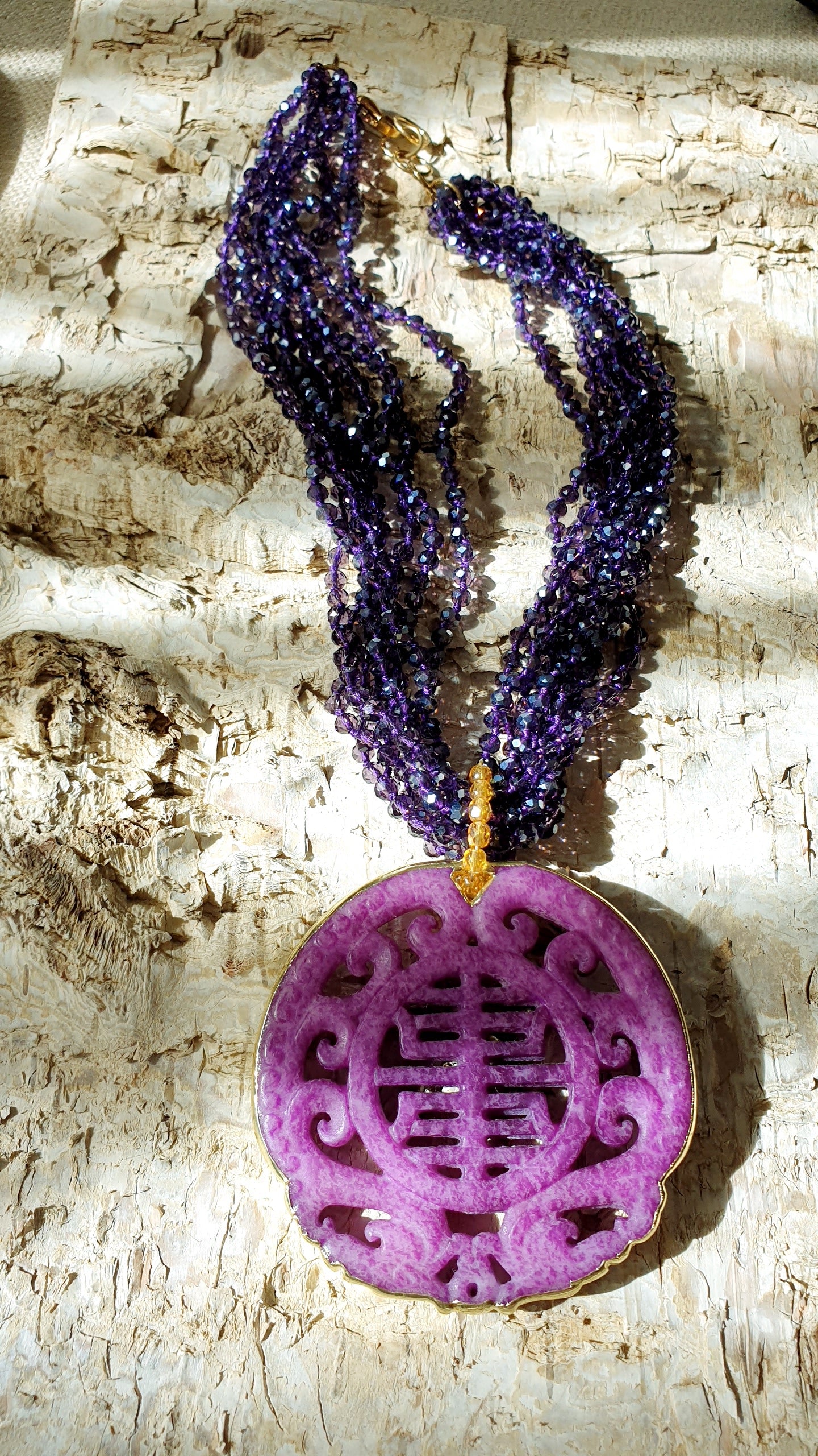 Collana con giada intagliata e cristallini.