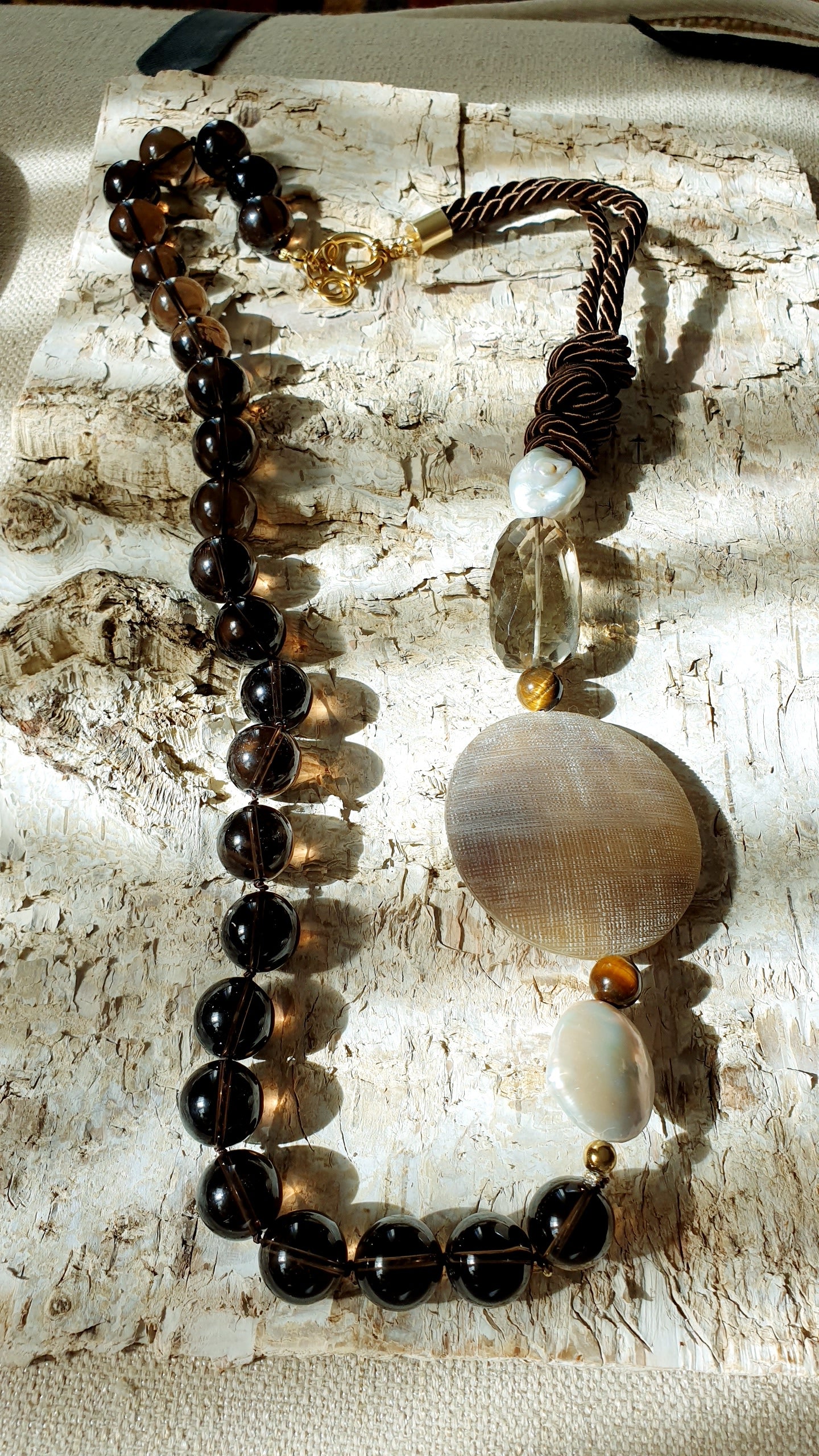 Splendida collana lunga a sfere di quarzo fumo, perle barocche,corno.