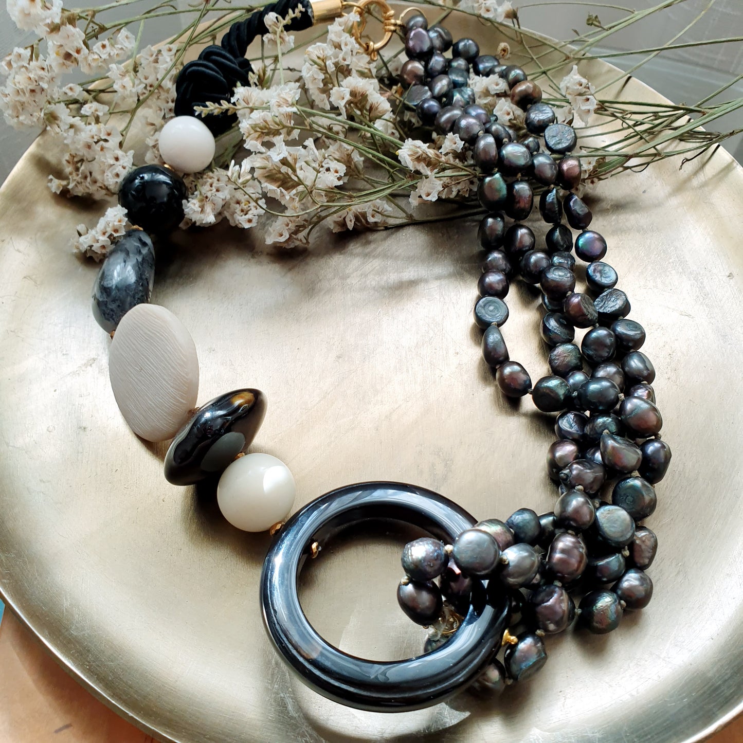 Collana in seta con perle fumo, onice, agate, quarzo tormalinato