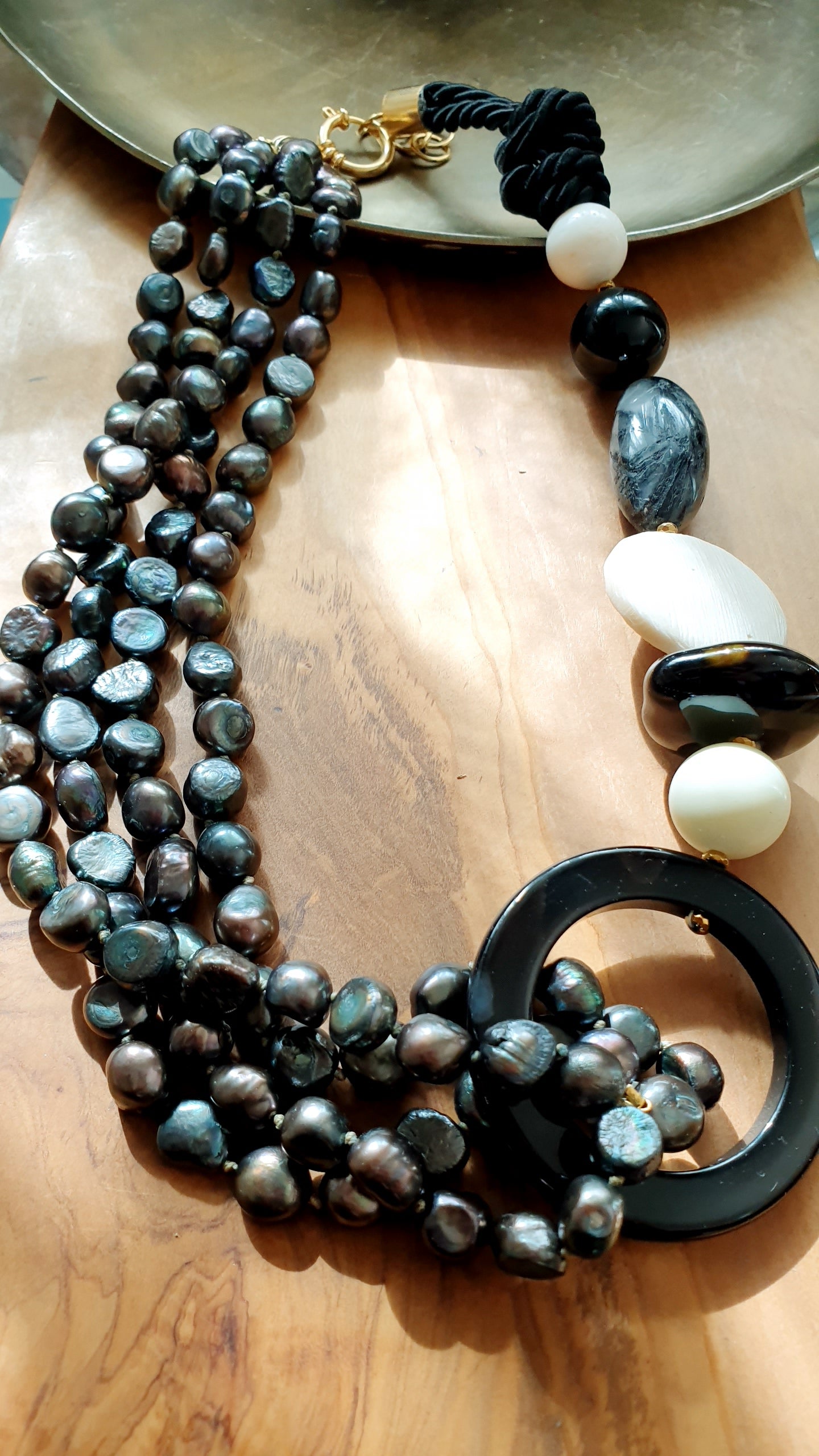 Collana in seta con perle fumo, onice, agate, quarzo tormalinato