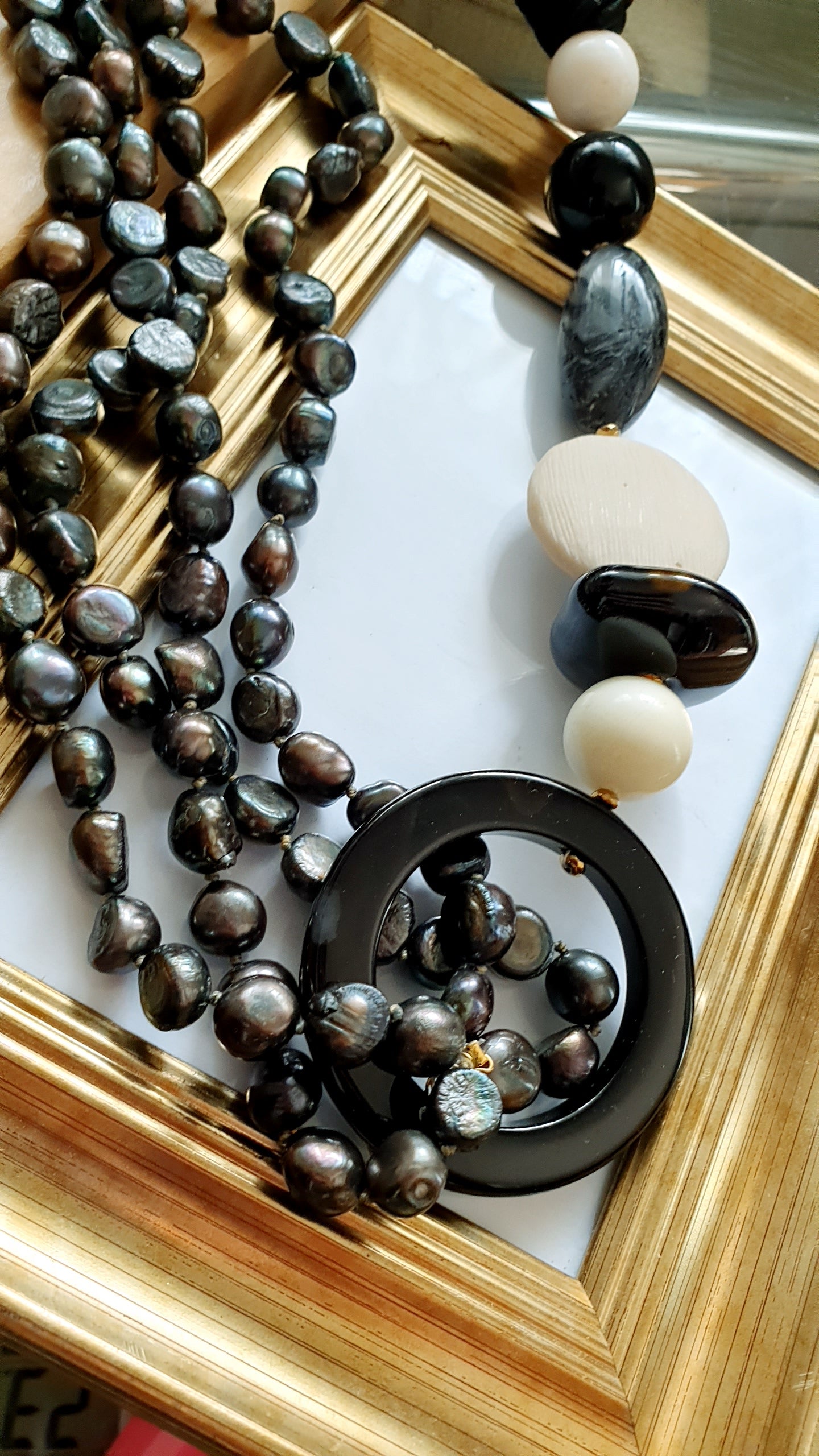 Collana in seta con perle fumo, onice, agate, quarzo tormalinato