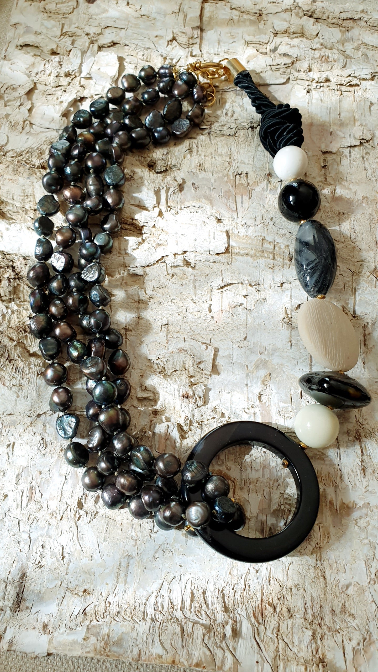 Collana in seta con perle fumo, onice, agate, quarzo tormalinato
