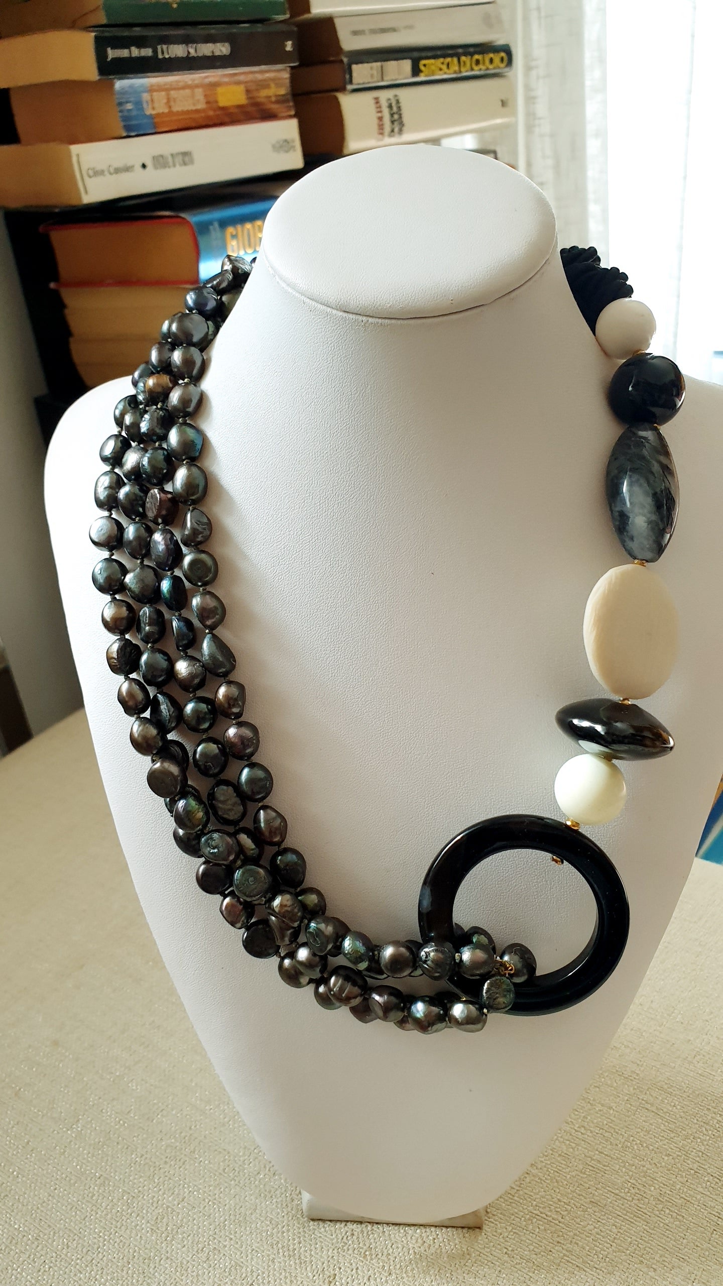 Collana in seta con perle fumo, onice, agate, quarzo tormalinato