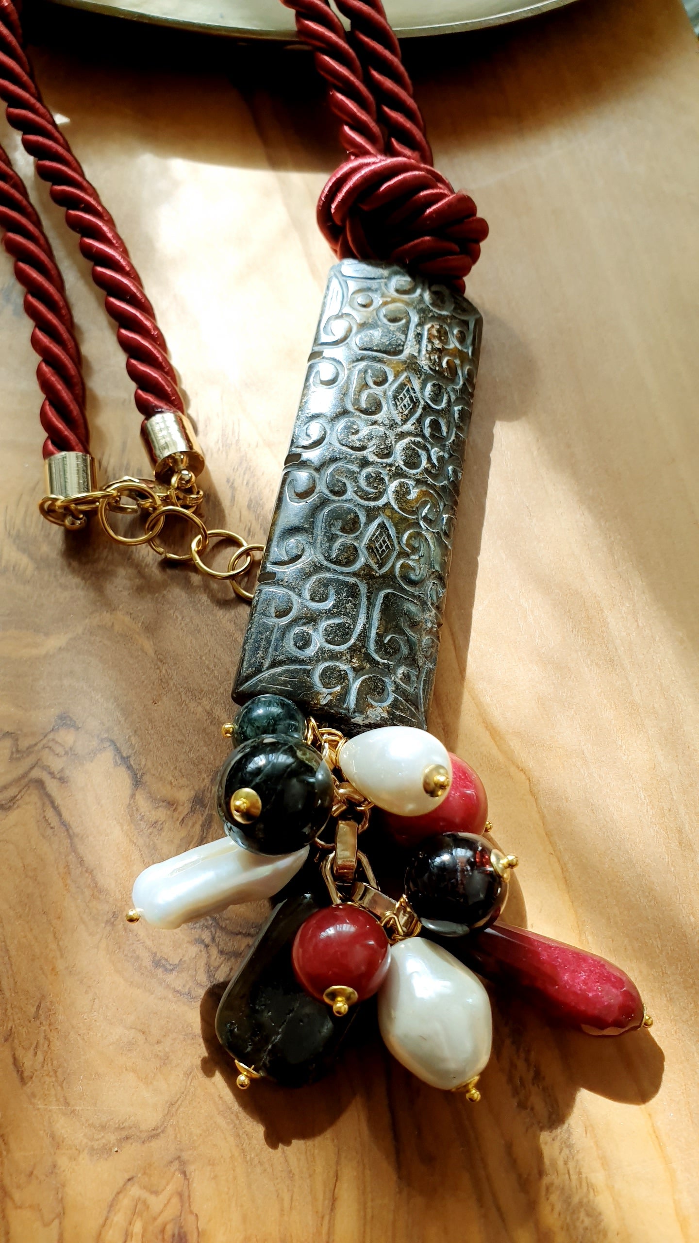 Collana in seta con giada, perle, labradorite, granato