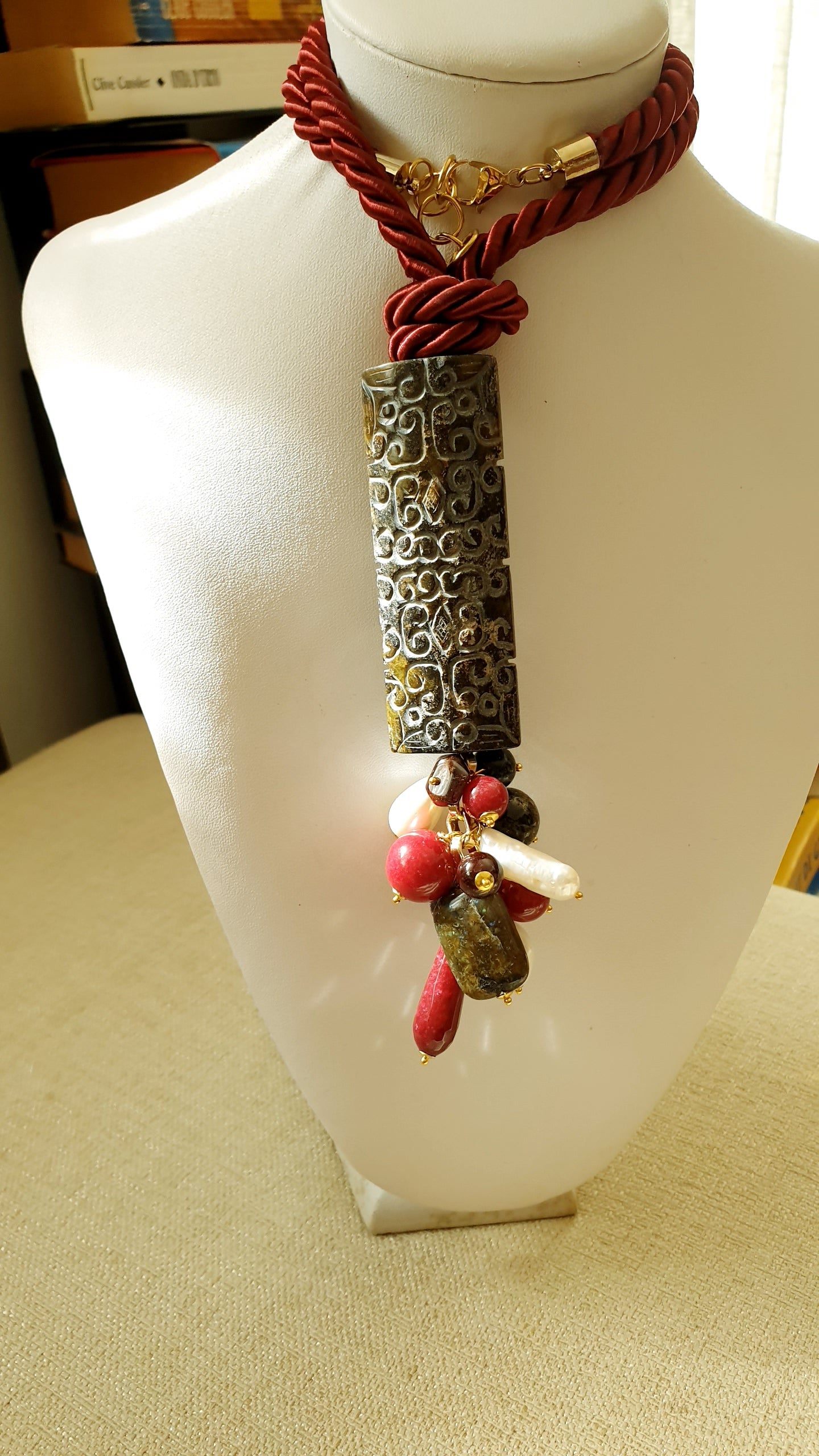 Collana in seta con giada, perle, labradorite, granato