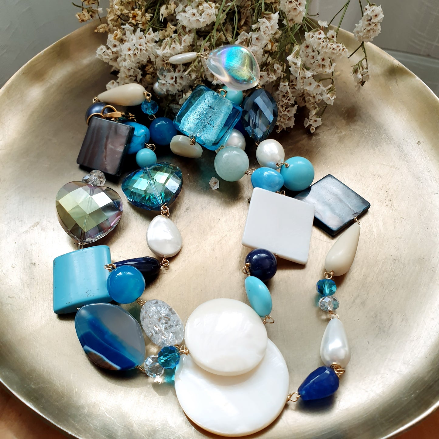 Lunga collana con quarzi, perle, aulite, angelite, madreperle, agate, acquamarina, ceramica
