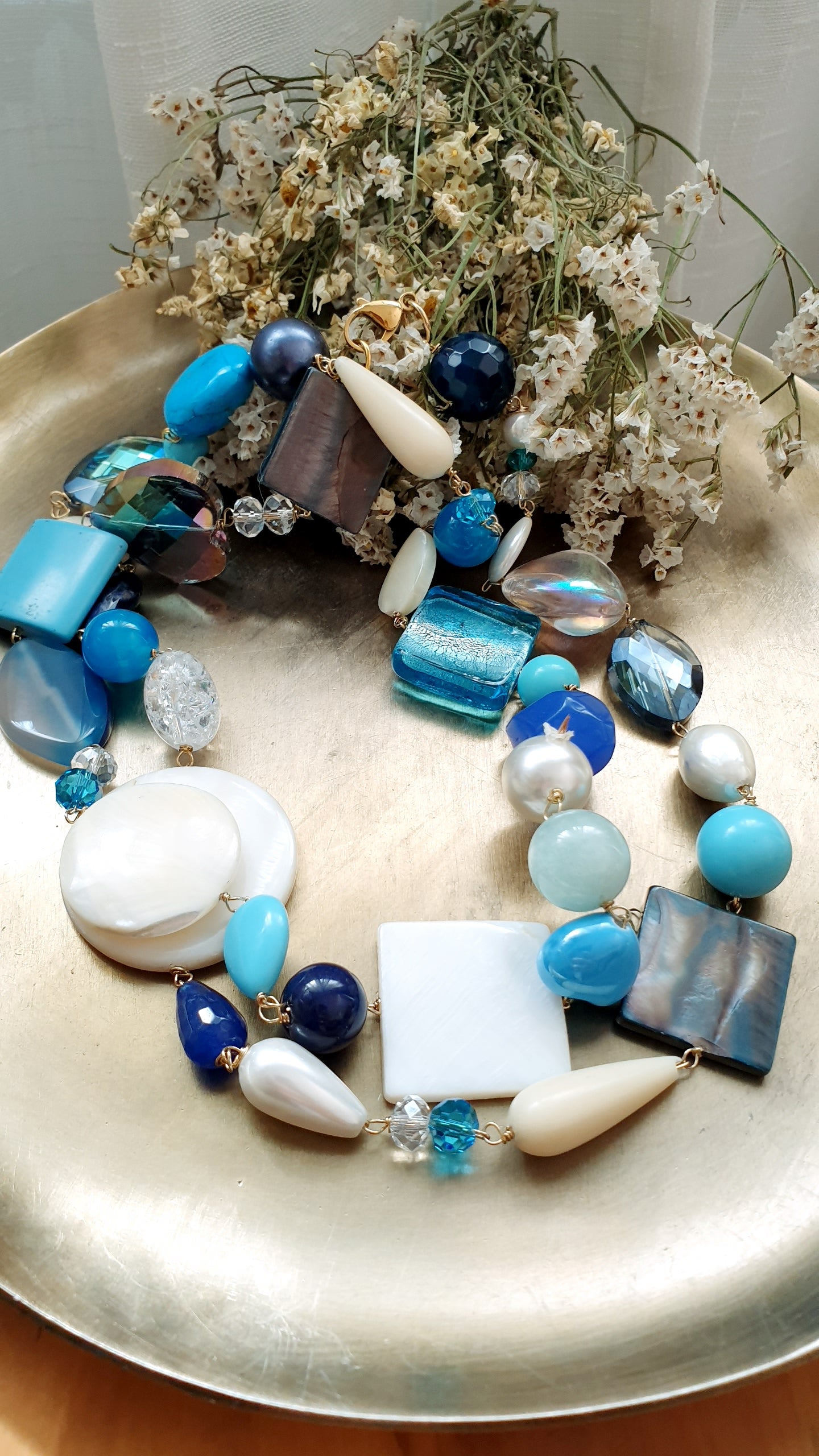 Lunga collana con quarzi, perle, aulite, angelite, madreperle, agate, acquamarina, ceramica