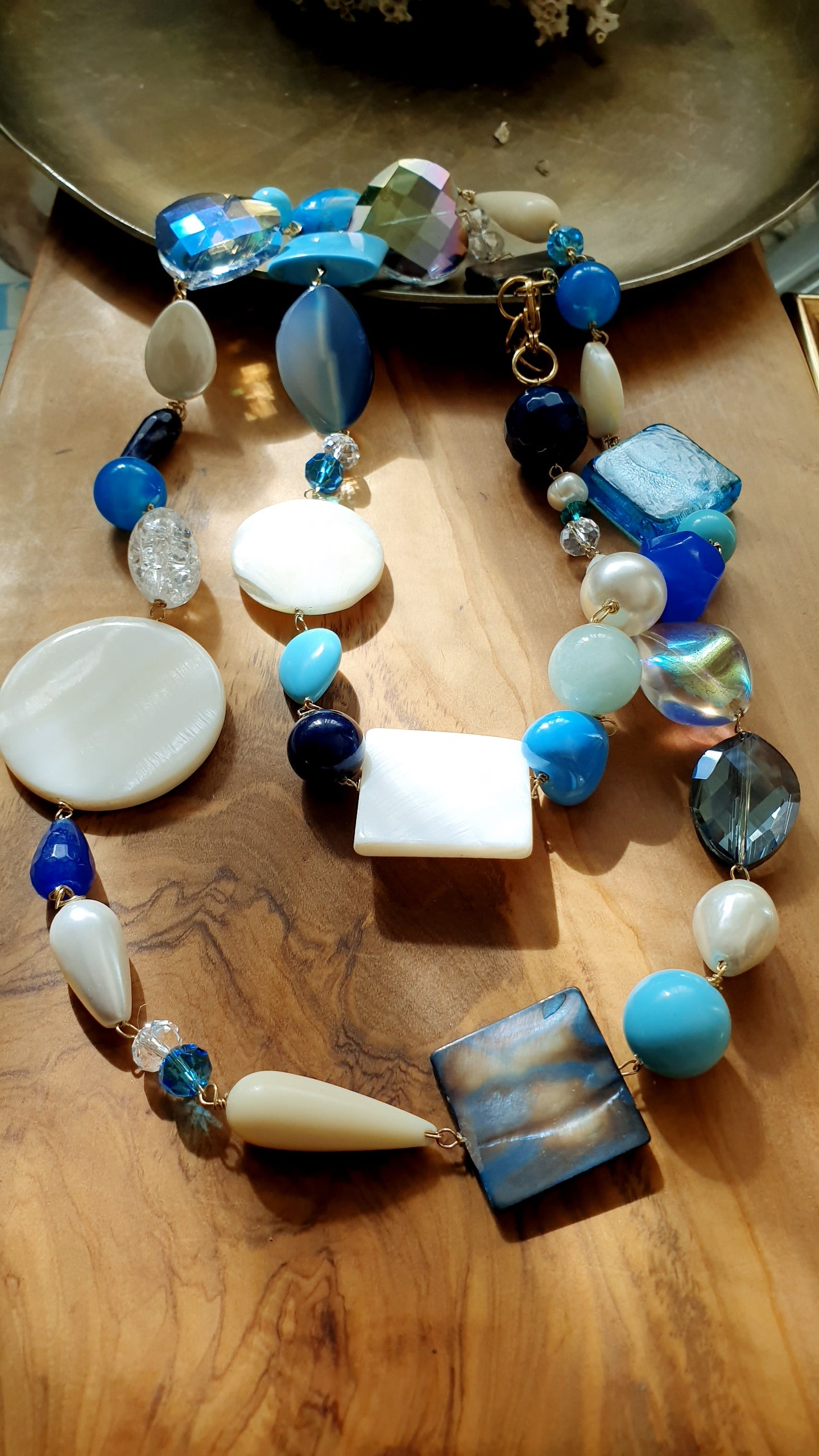 Lunga collana con quarzi, perle, aulite, angelite, madreperle, agate, acquamarina, ceramica