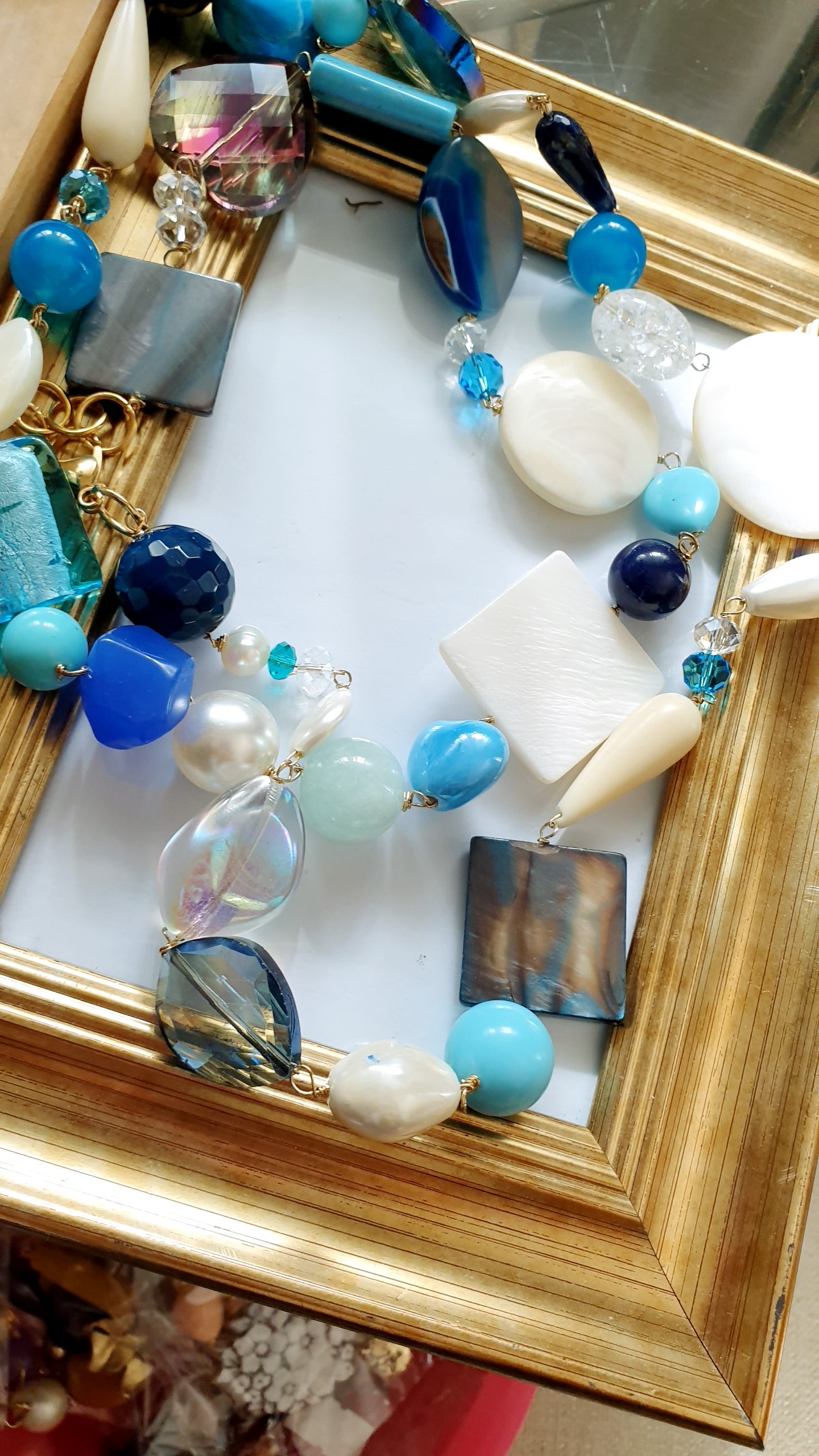 Lunga collana con quarzi, perle, aulite, angelite, madreperle, agate, acquamarina, ceramica