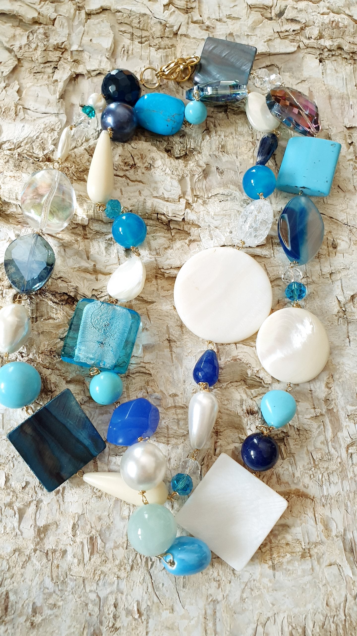 Lunga collana con quarzi, perle, aulite, angelite, madreperle, agate, acquamarina, ceramica