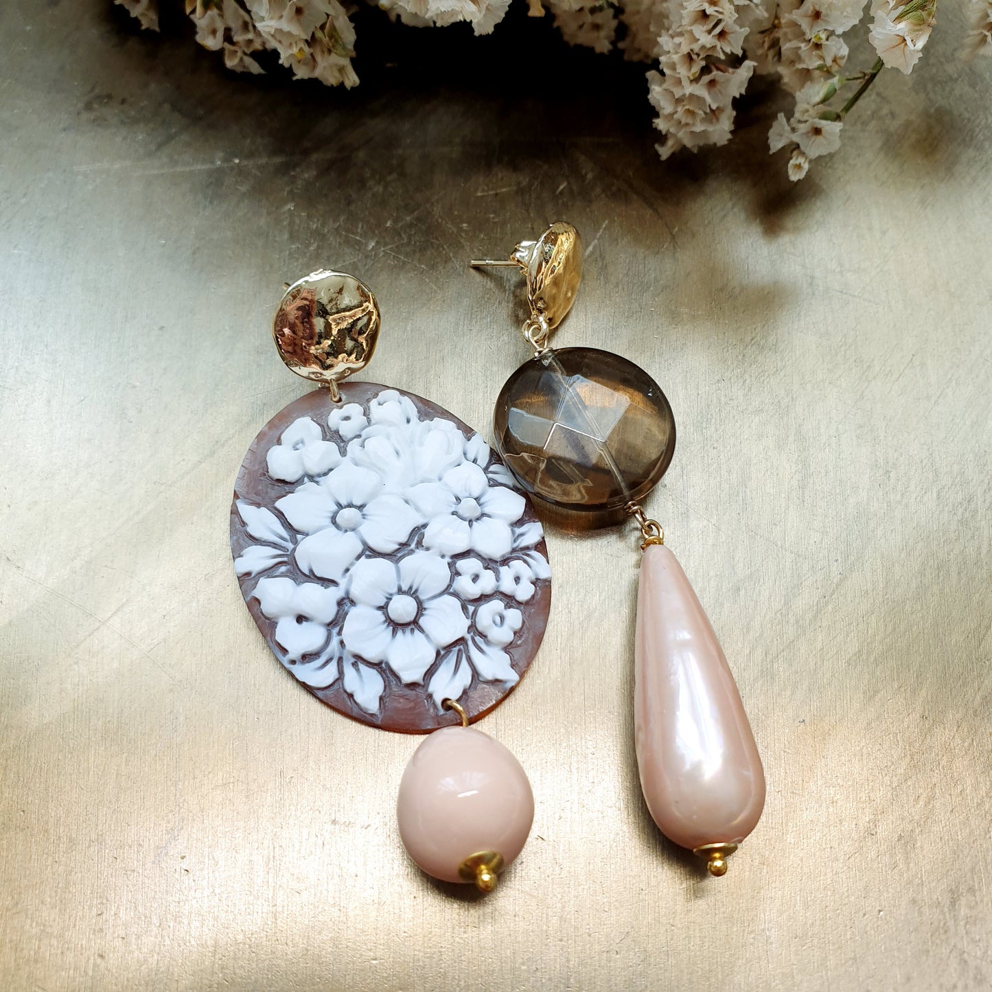 Orecchini in ottone con cammeo e perle di Maiorca.