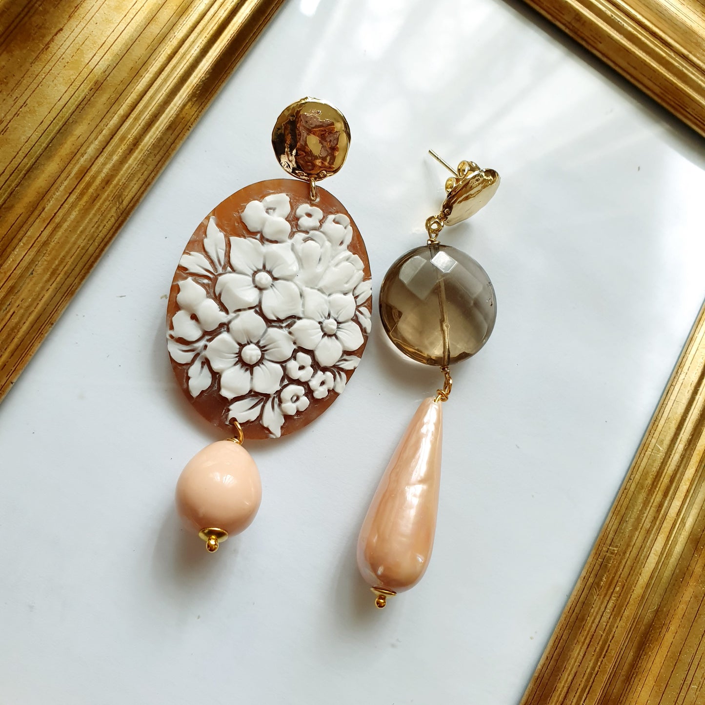 Orecchini in ottone con cammeo e perle di Maiorca.
