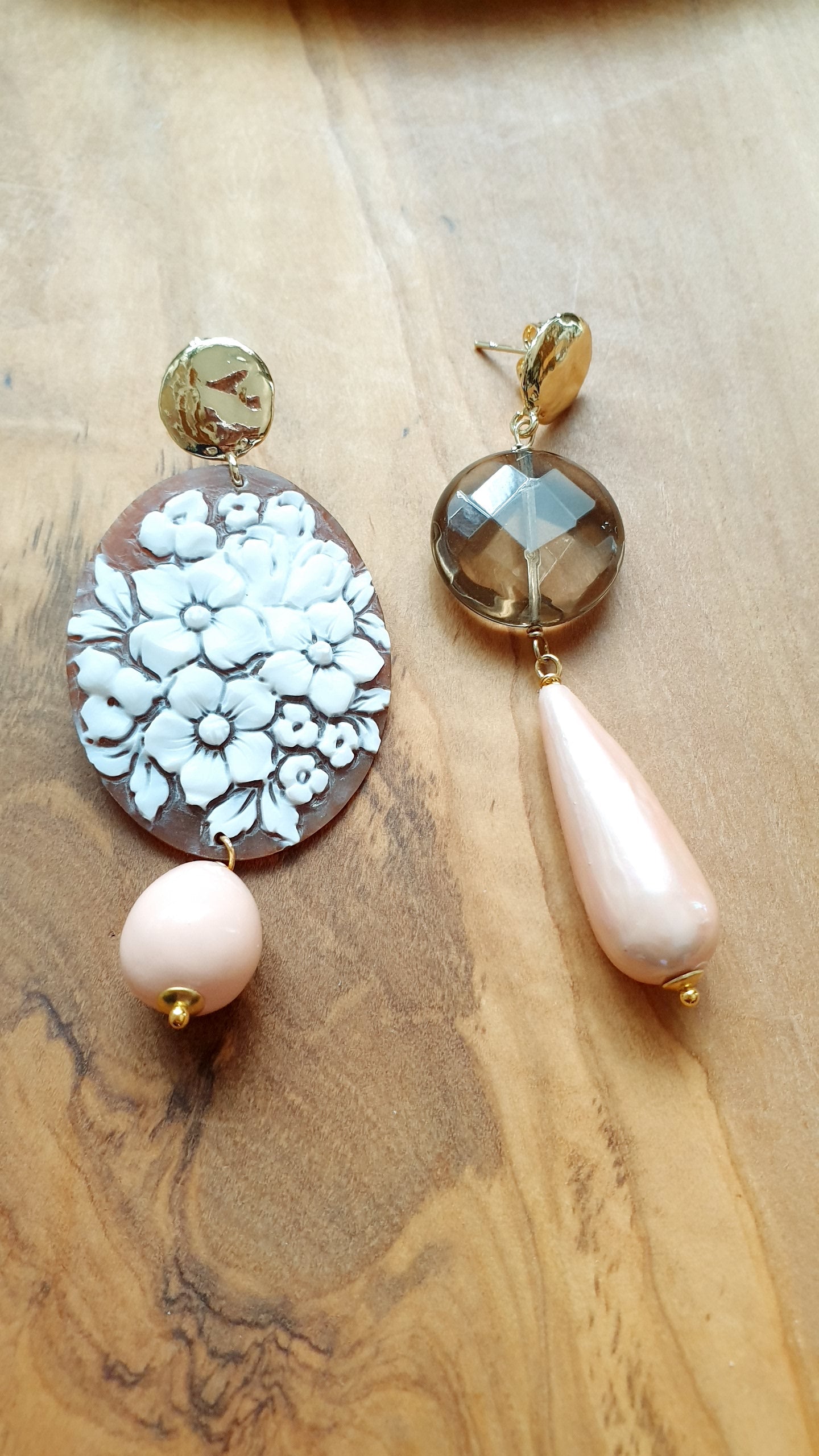 Orecchini in ottone con cammeo e perle di Maiorca.