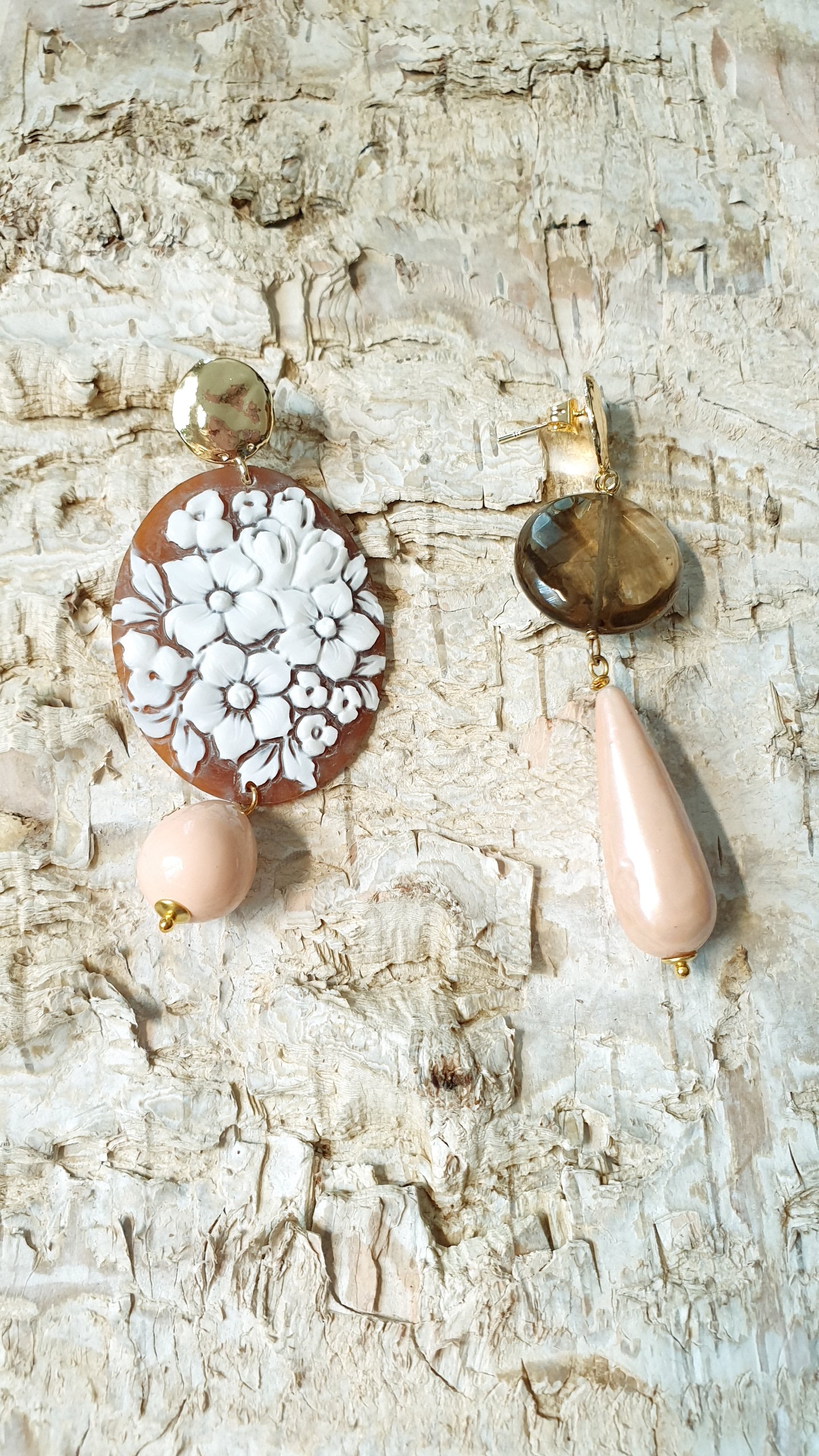 Orecchini in ottone con cammeo e perle di Maiorca.