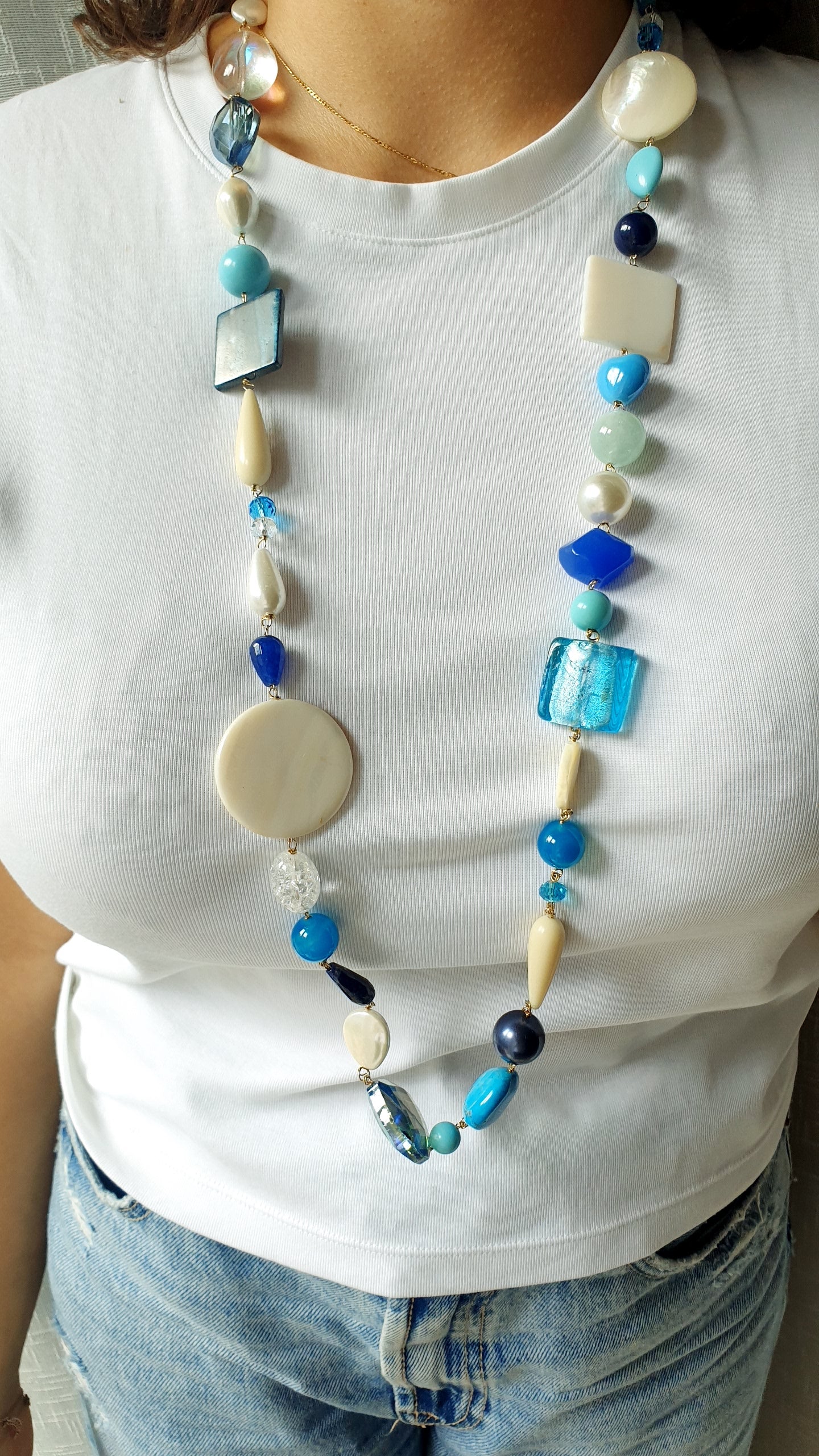 Lunga collana con quarzi, perle, aulite, angelite, madreperle, agate, acquamarina, ceramica