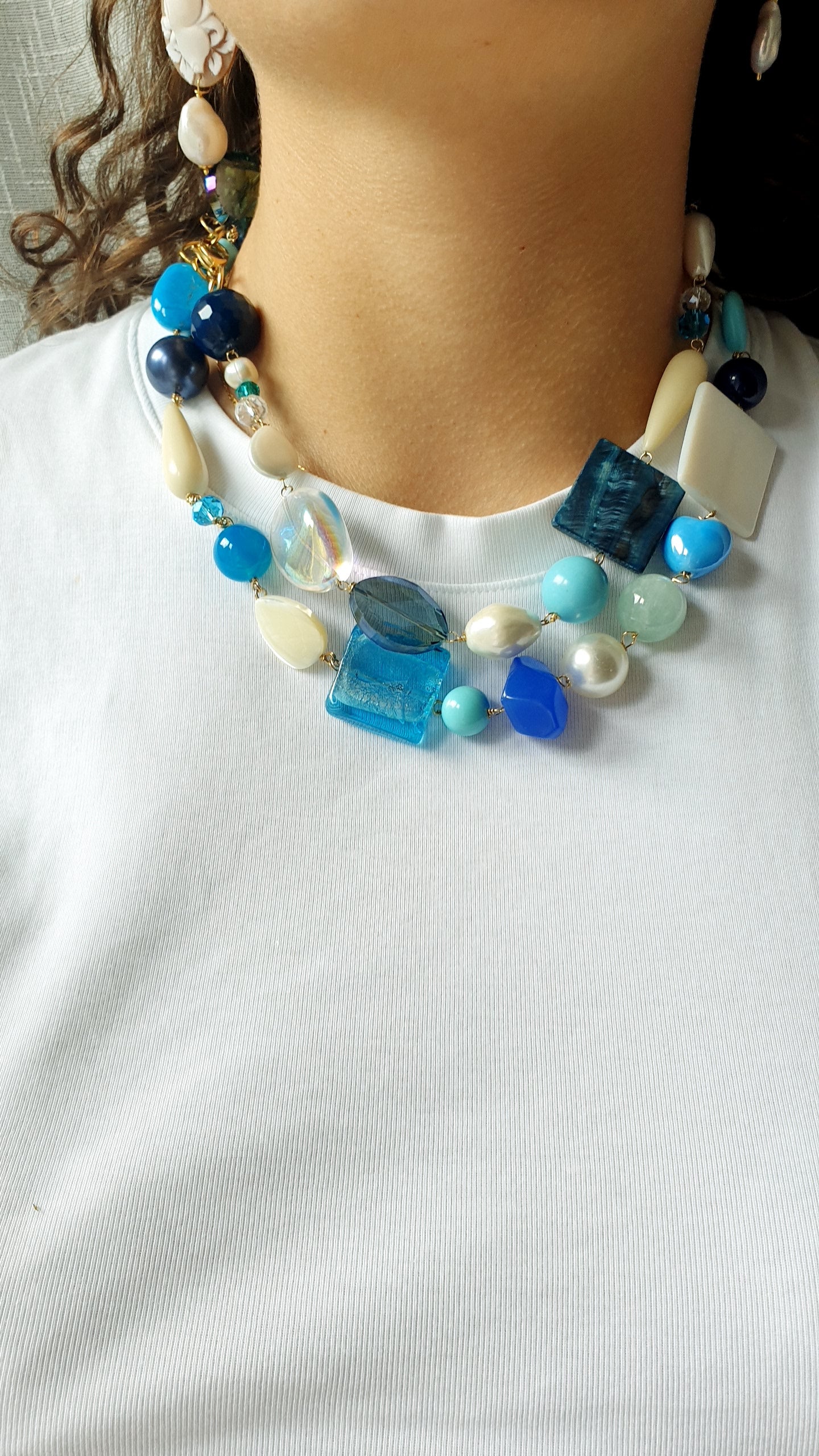 Lunga collana con quarzi, perle, aulite, angelite, madreperle, agate, acquamarina, ceramica