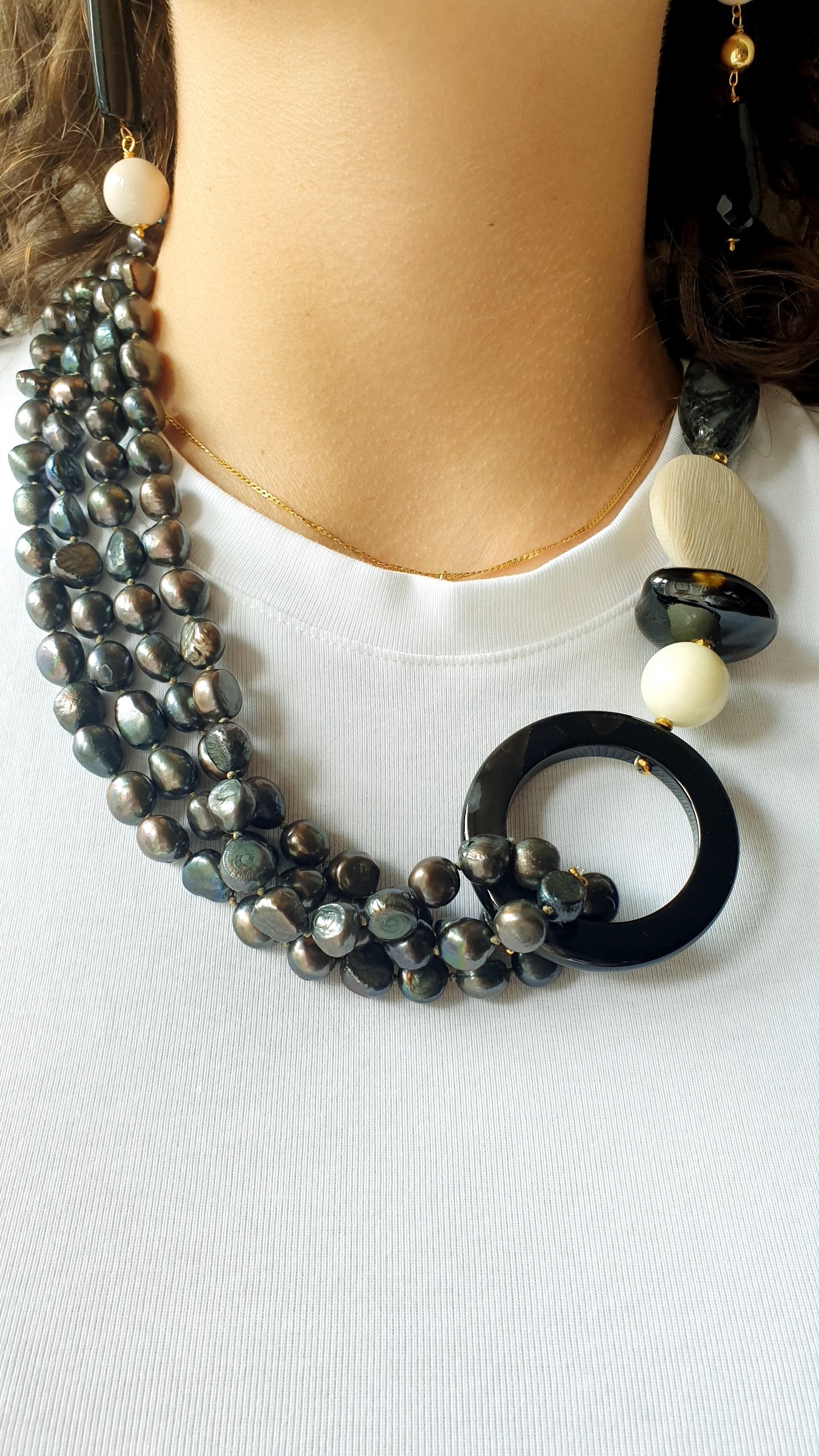 Collana in seta con perle fumo, onice, agate, quarzo tormalinato