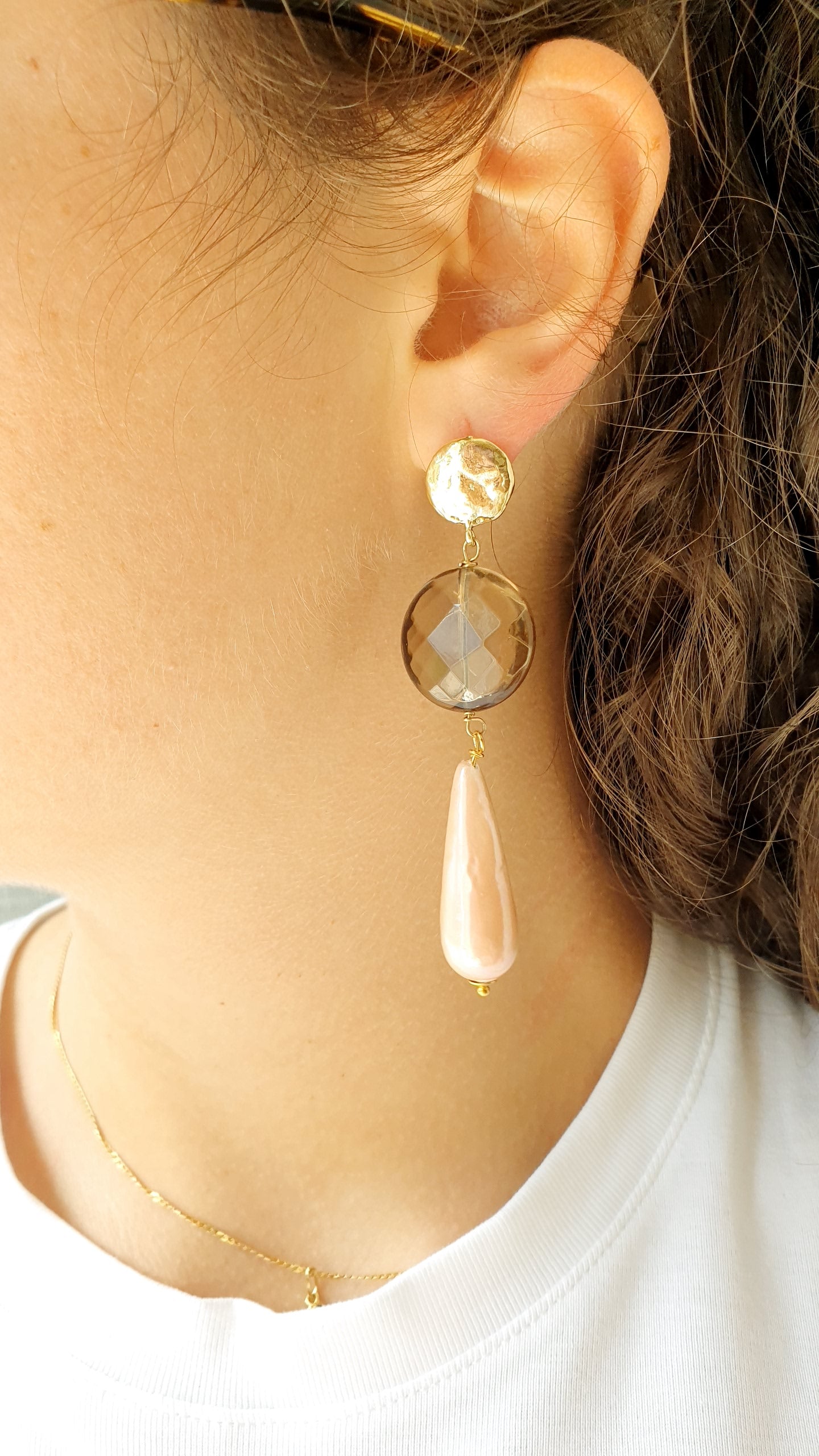 Orecchini in ottone con cammeo e perle di Maiorca.