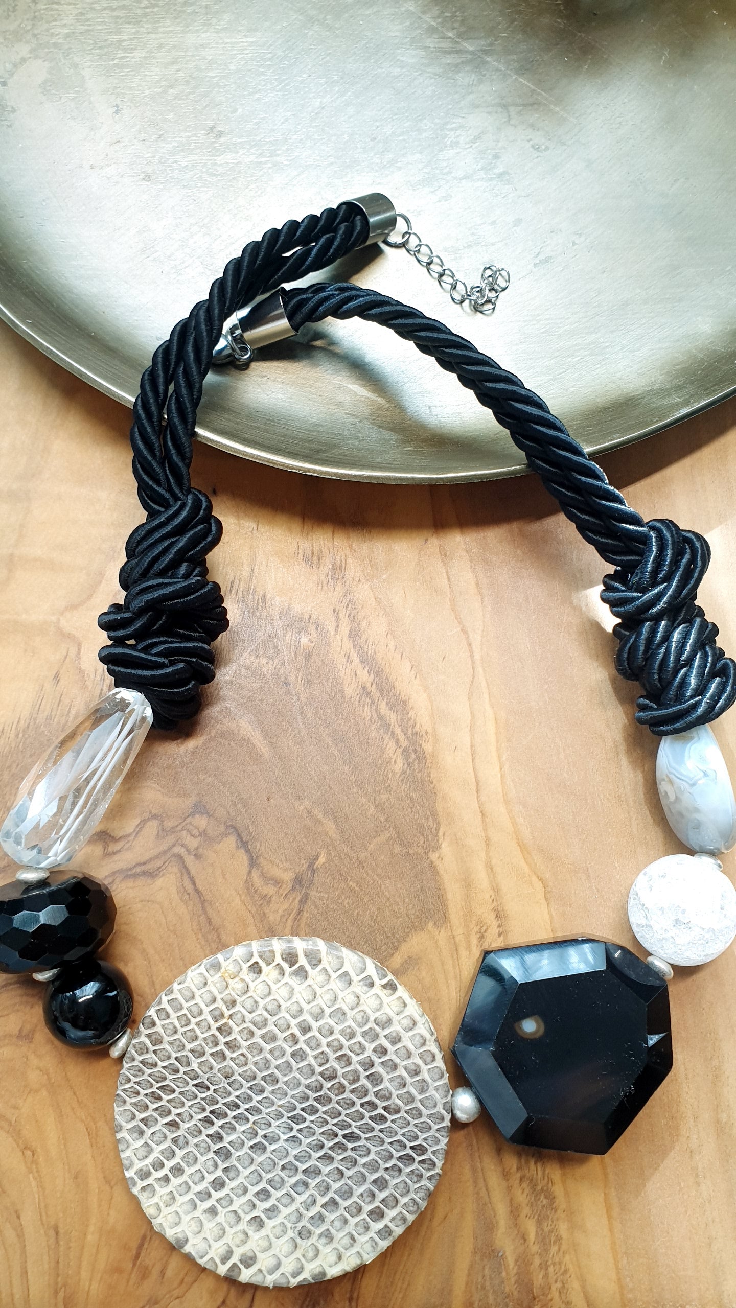 Girocollo in seta con onice, quarzi, agate