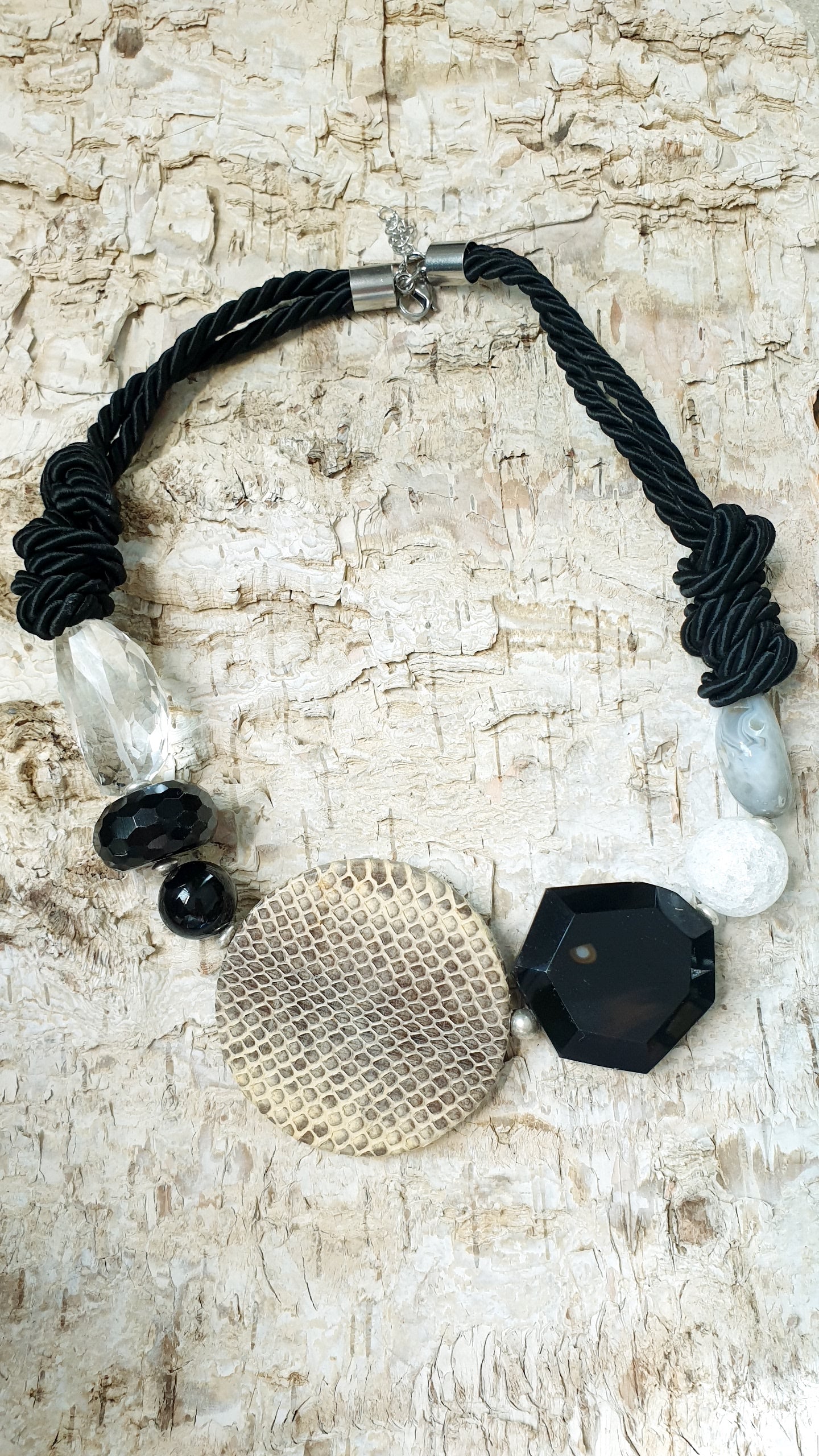 Girocollo in seta con onice, quarzi, agate