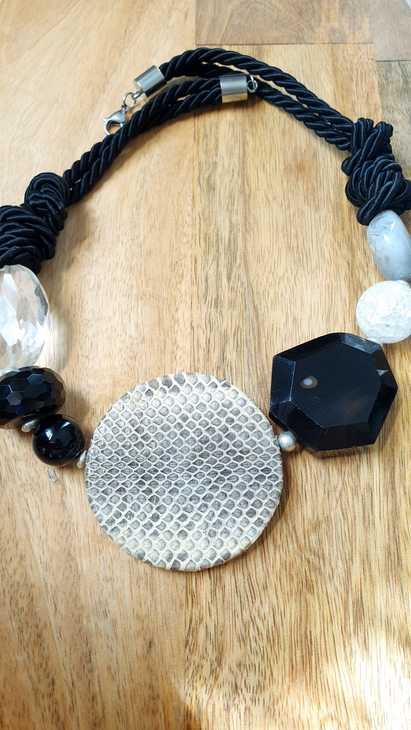 Girocollo in seta con onice, quarzi, agate